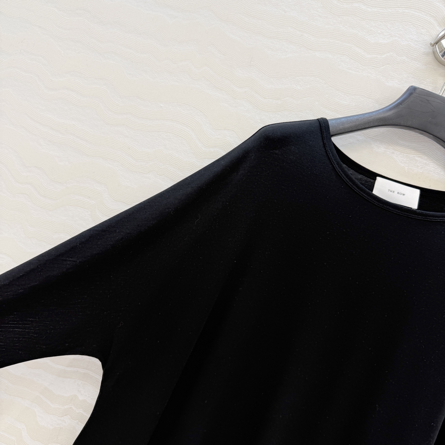 原单品质❤️Row风纸片人穿搭！进口天丝羊毛斜肩一字领上衣！减龄小性感超级显瘦防晒神器！极简叠搭单品！白