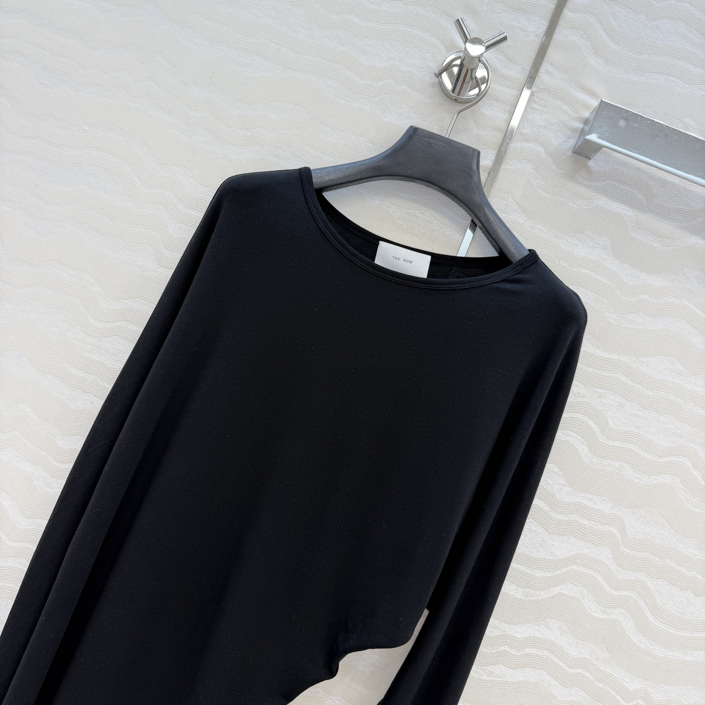 原单品质❤️Row风纸片人穿搭！进口天丝羊毛斜肩一字领上衣！减龄小性感超级显瘦防晒神器！极简叠搭单品！白