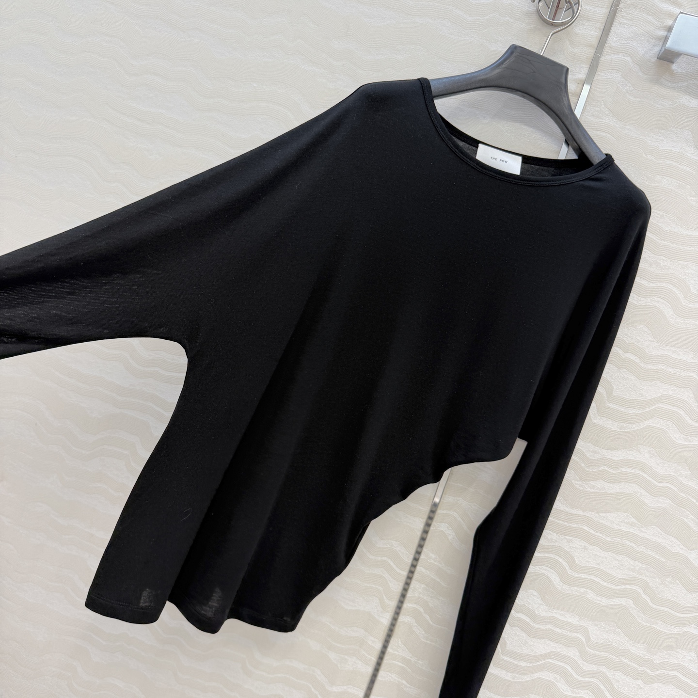 原单品质❤️Row风纸片人穿搭！进口天丝羊毛斜肩一字领上衣！减龄小性感超级显瘦防晒神器！极简叠搭单品！白