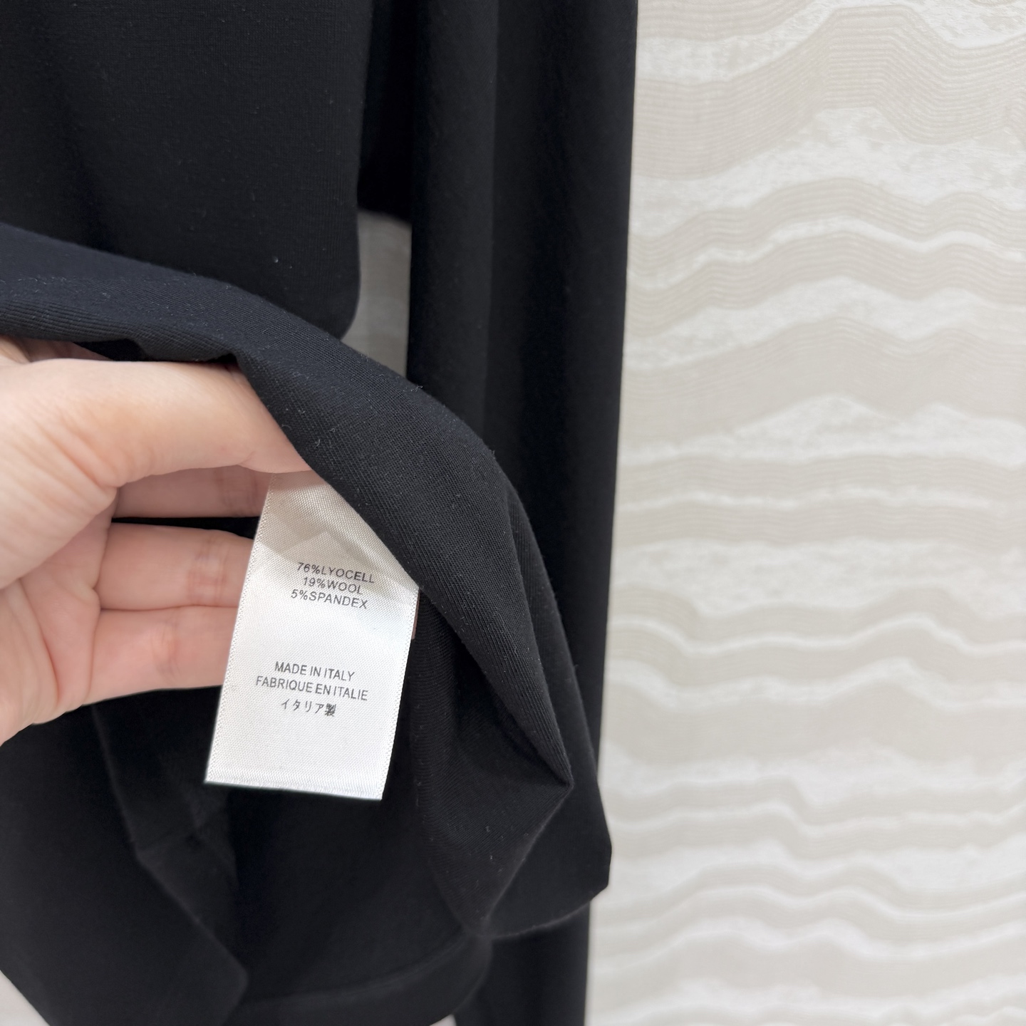 原单品质❤️Row风纸片人穿搭！进口天丝羊毛斜肩一字领上衣！减龄小性感超级显瘦防晒神器！极简叠搭单品！白