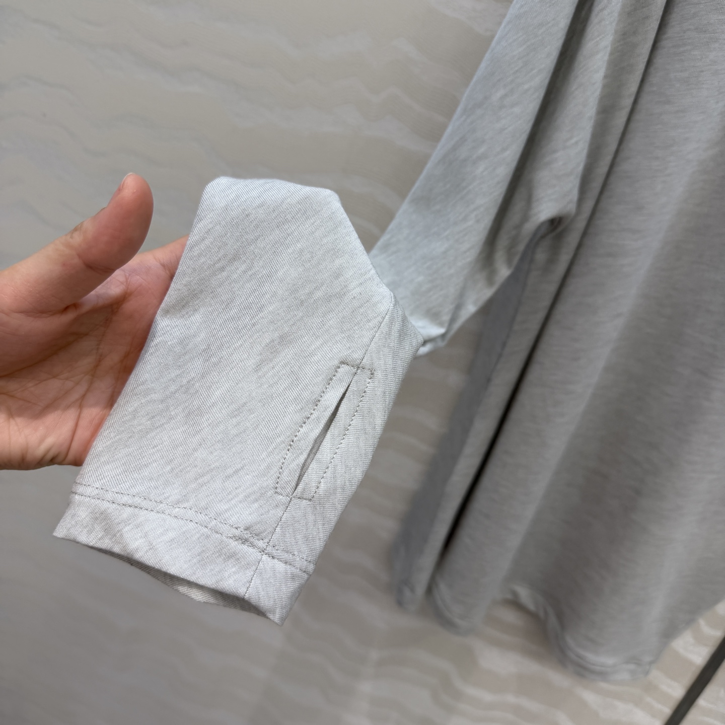 原单品质❤️Row风纸片人穿搭！进口天丝羊毛斜肩一字领上衣！减龄小性感超级显瘦防晒神器！极简叠搭单品！白