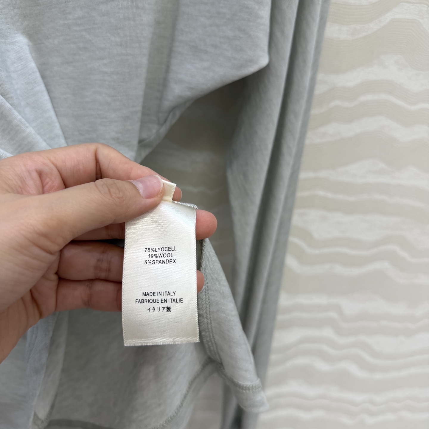 原单品质❤️Row风纸片人穿搭！进口天丝羊毛斜肩一字领上衣！减龄小性感超级显瘦防晒神器！极简叠搭单品！白