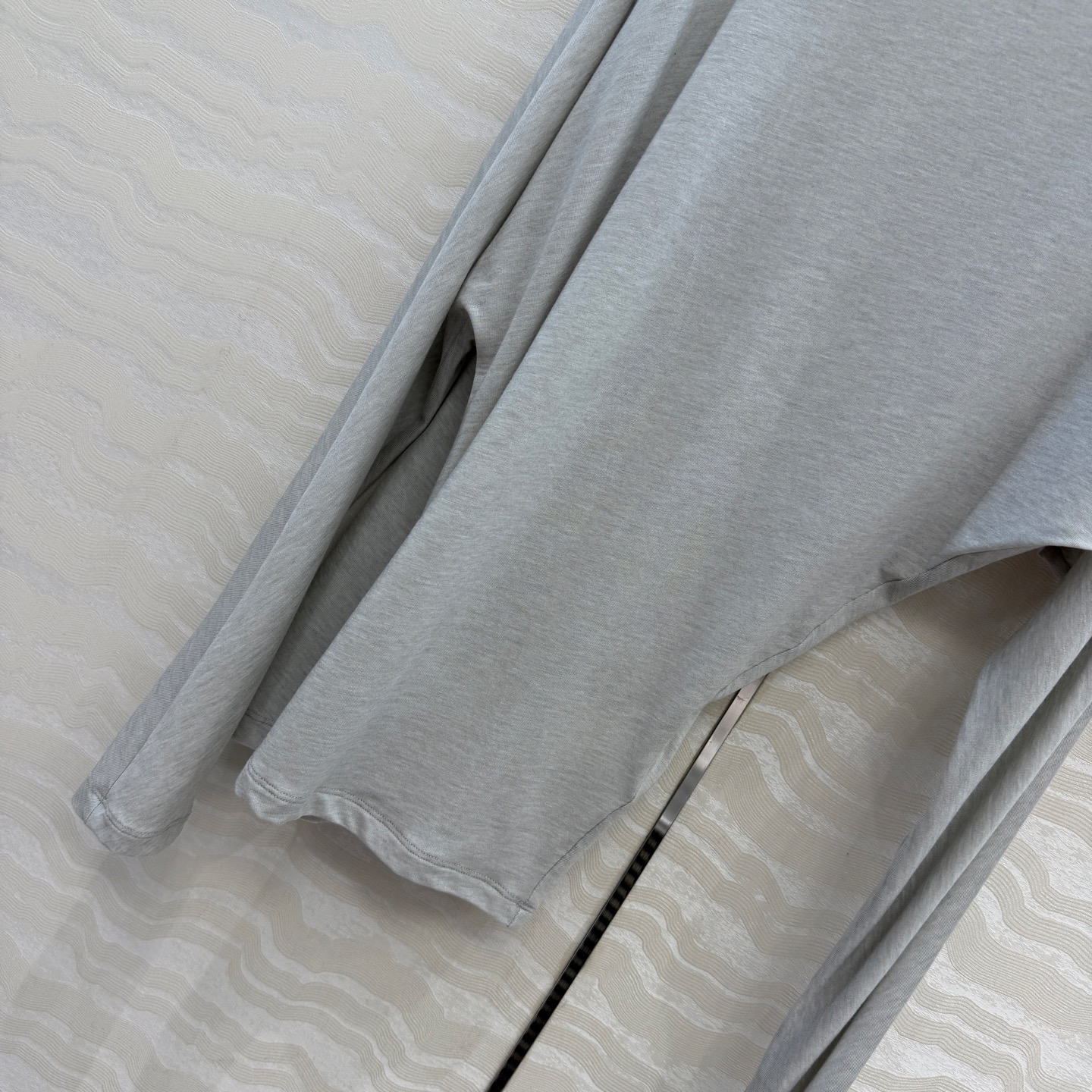 原单品质❤️Row风纸片人穿搭！进口天丝羊毛斜肩一字领上衣！减龄小性感超级显瘦防晒神器！极简叠搭单品！白