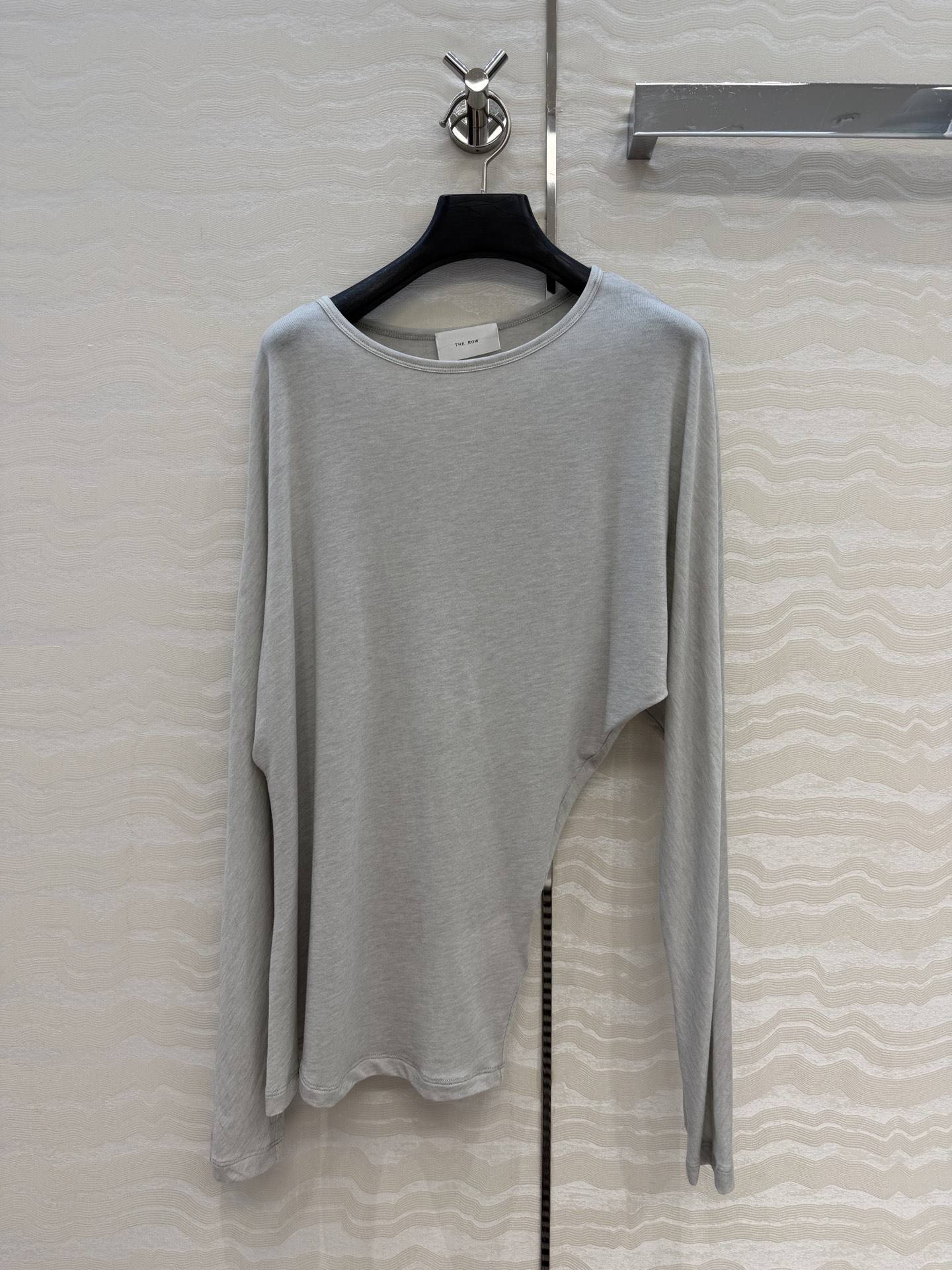 原单品质❤️Row风纸片人穿搭！进口天丝羊毛斜肩一字领上衣！减龄小性感超级显瘦防晒神器！极简叠搭单品！白