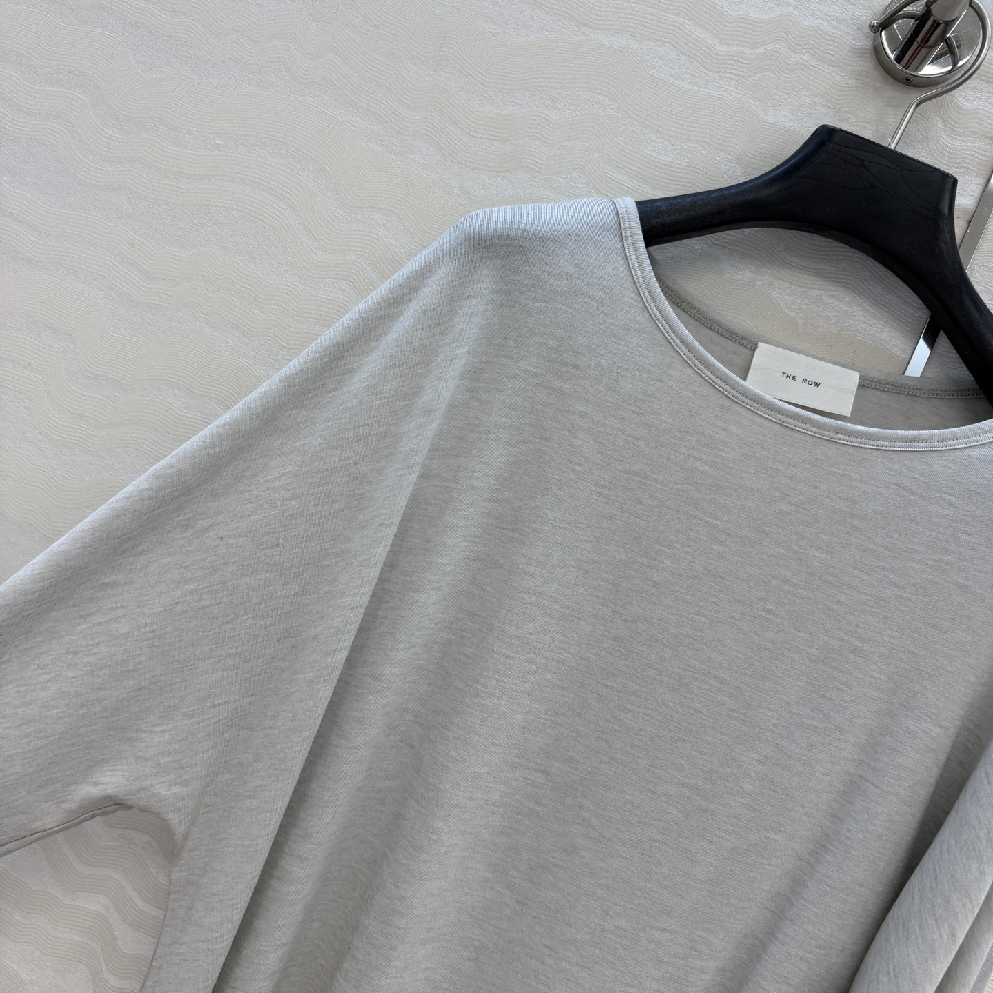 原单品质❤️Row风纸片人穿搭！进口天丝羊毛斜肩一字领上衣！减龄小性感超级显瘦防晒神器！极简叠搭单品！白