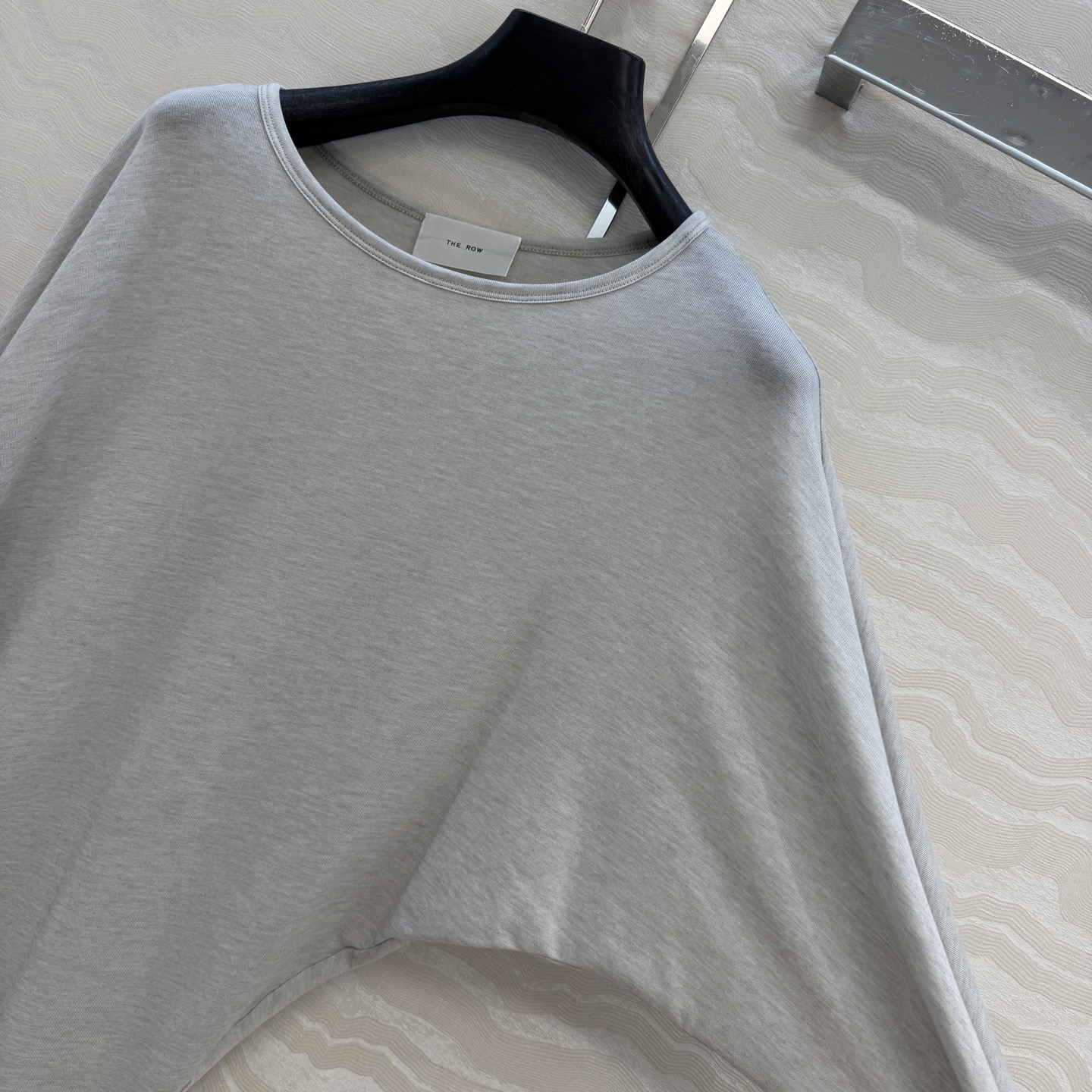 原单品质❤️Row风纸片人穿搭！进口天丝羊毛斜肩一字领上衣！减龄小性感超级显瘦防晒神器！极简叠搭单品！白