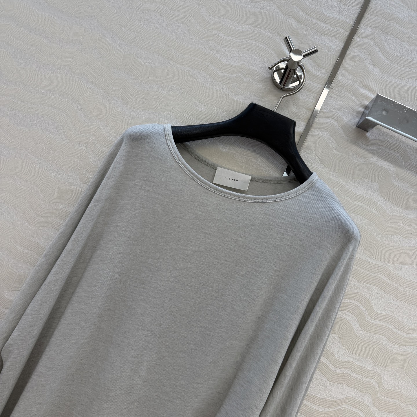 原单品质❤️Row风纸片人穿搭！进口天丝羊毛斜肩一字领上衣！减龄小性感超级显瘦防晒神器！极简叠搭单品！白