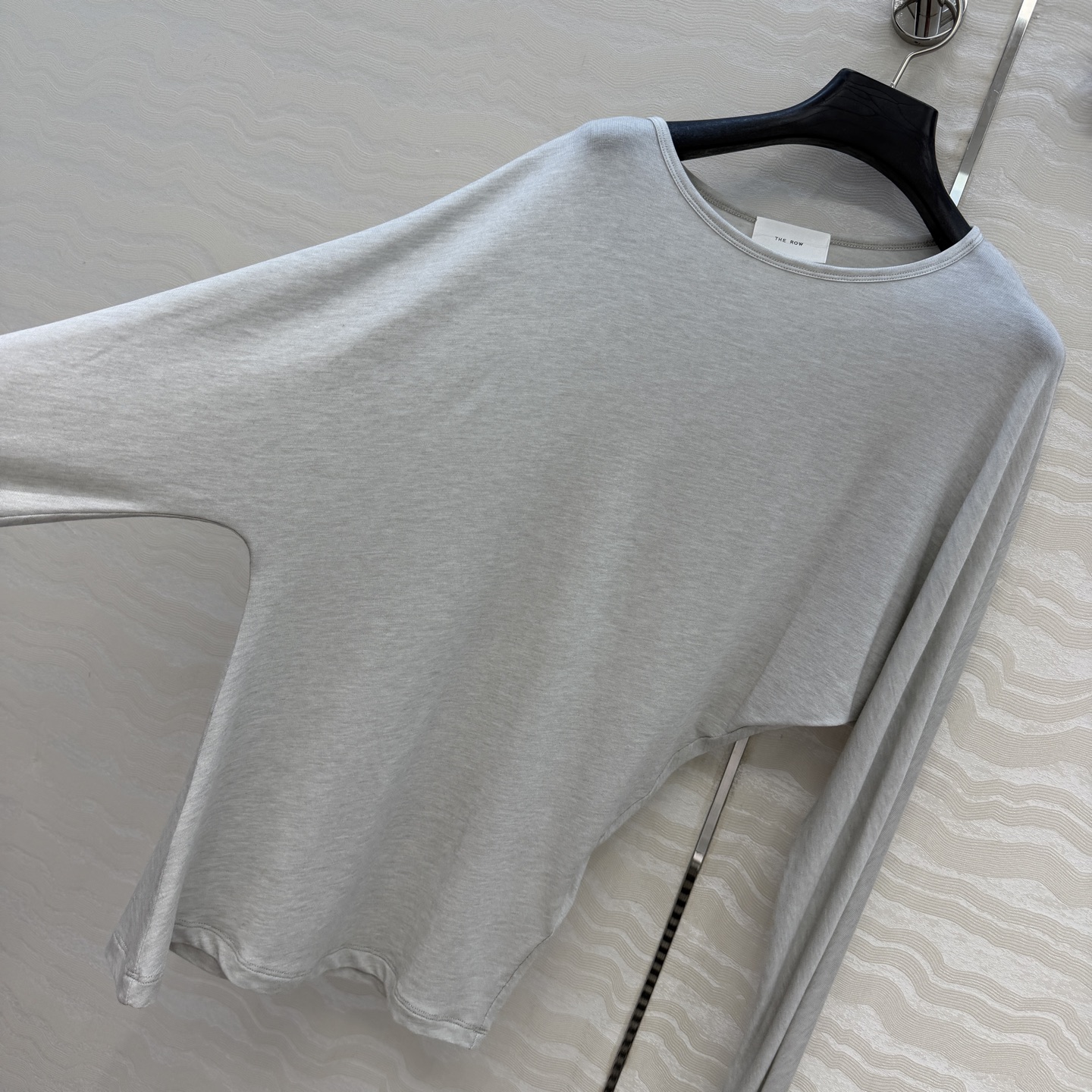 原单品质❤️Row风纸片人穿搭！进口天丝羊毛斜肩一字领上衣！减龄小性感超级显瘦防晒神器！极简叠搭单品！白