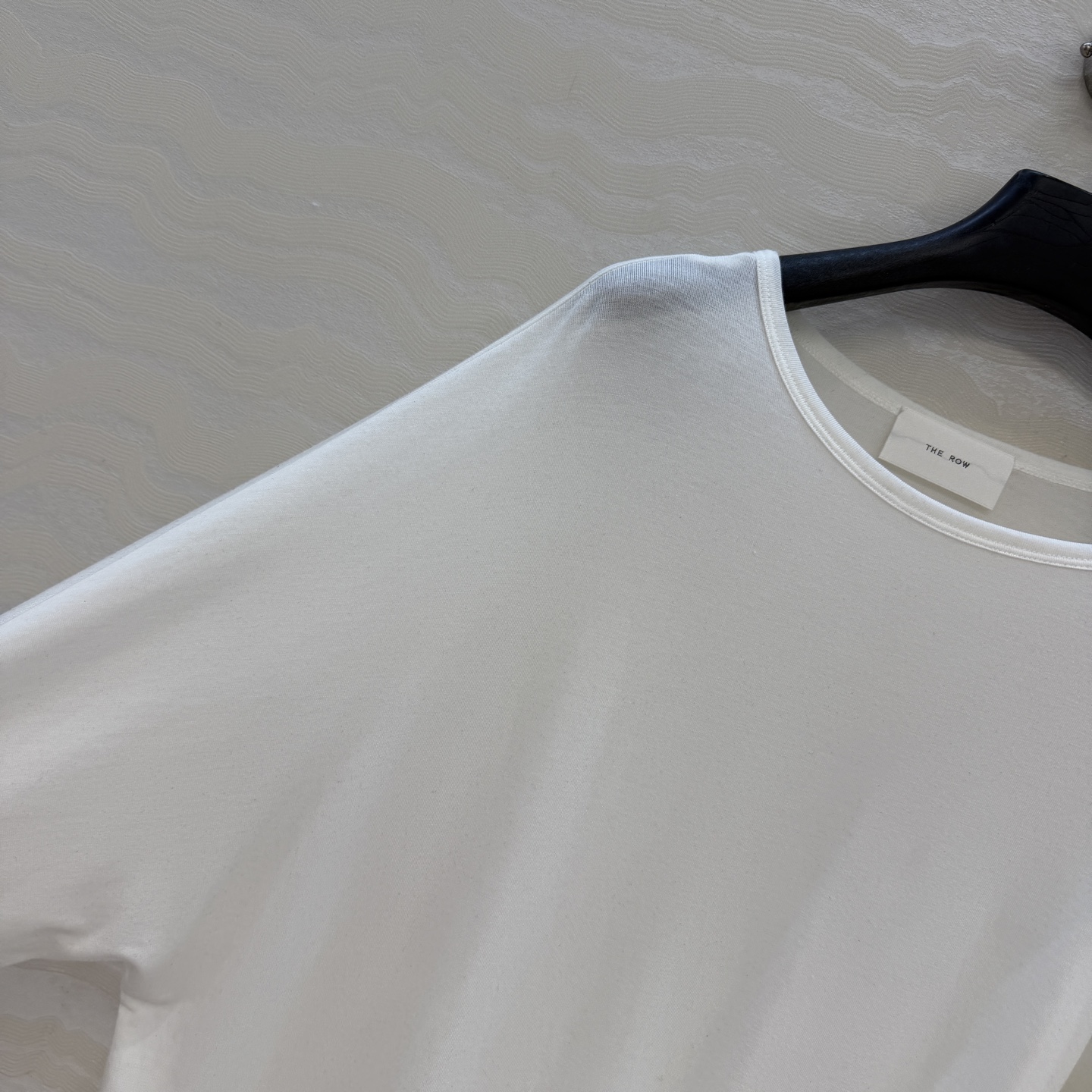 原单品质❤️Row风纸片人穿搭！进口天丝羊毛斜肩一字领上衣！减龄小性感超级显瘦防晒神器！极简叠搭单品！白