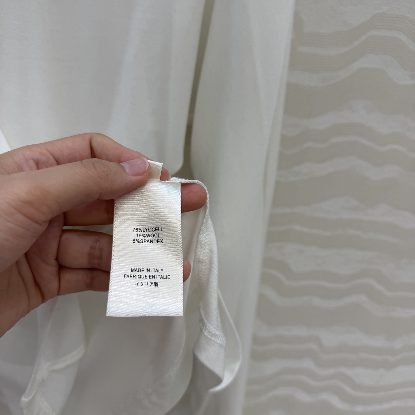 原单品质❤️Row风纸片人穿搭！进口天丝羊毛斜肩一字领上衣！减龄小性感超级显瘦防晒神器！极简叠搭单品！白