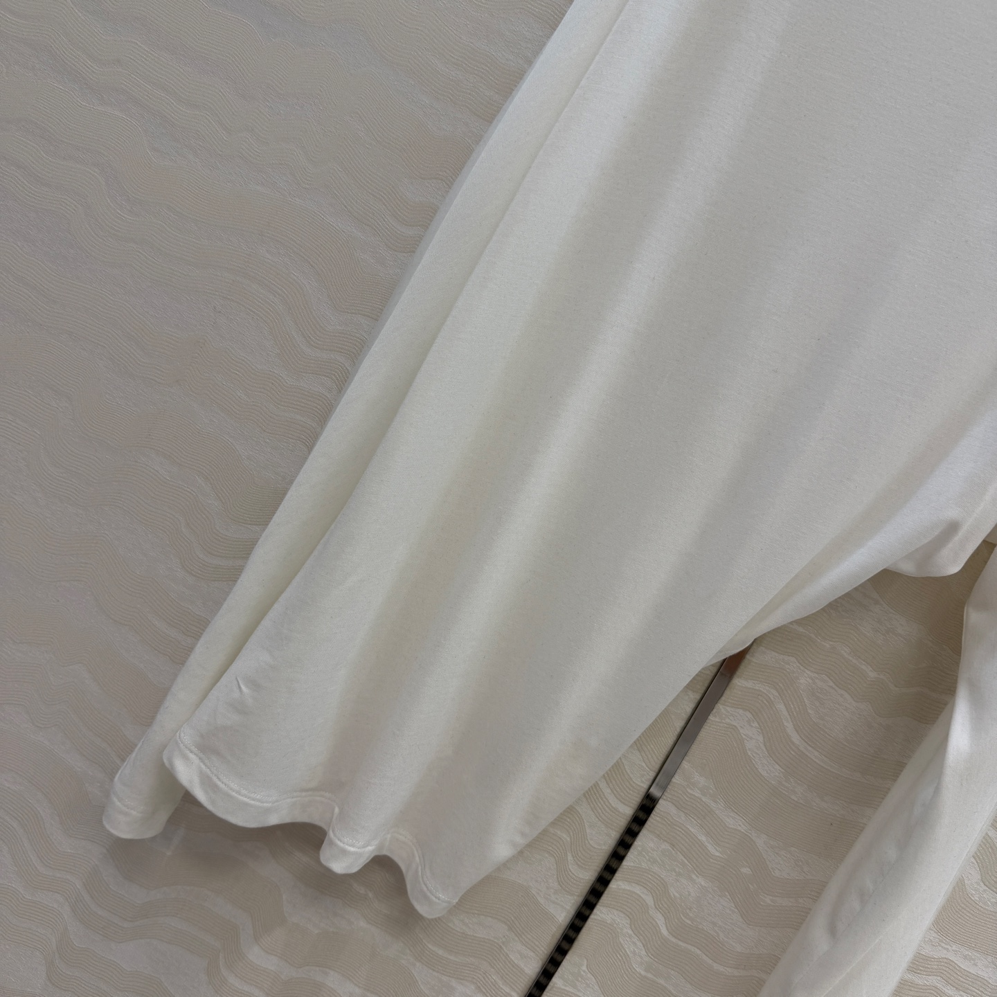 原单品质❤️Row风纸片人穿搭！进口天丝羊毛斜肩一字领上衣！减龄小性感超级显瘦防晒神器！极简叠搭单品！白