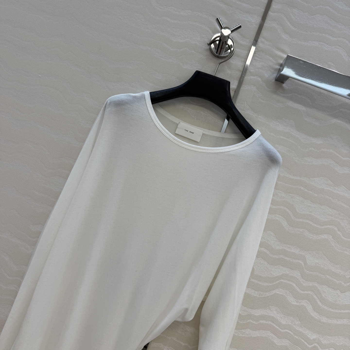 原单品质❤️Row风纸片人穿搭！进口天丝羊毛斜肩一字领上衣！减龄小性感超级显瘦防晒神器！极简叠搭单品！白
