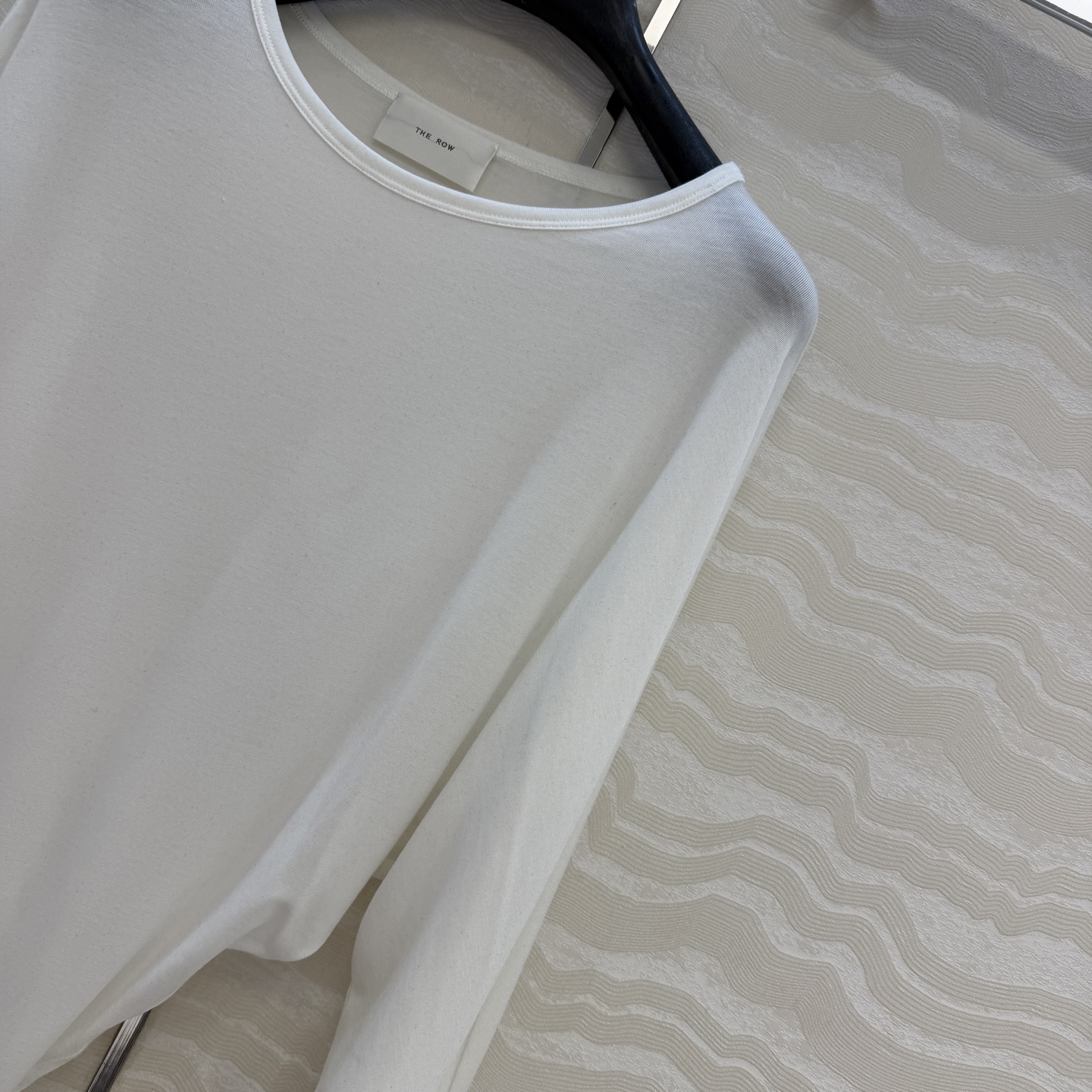 原单品质❤️Row风纸片人穿搭！进口天丝羊毛斜肩一字领上衣！减龄小性感超级显瘦防晒神器！极简叠搭单品！白