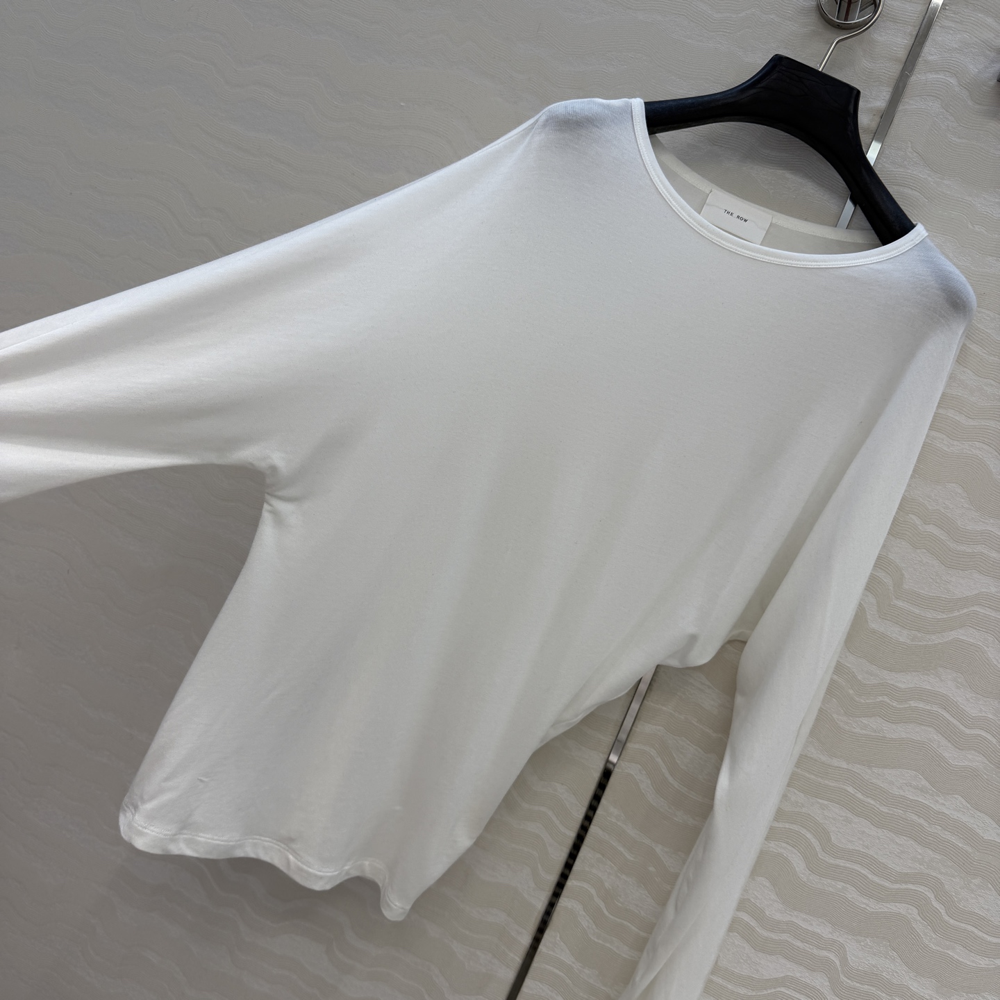 原单品质❤️Row风纸片人穿搭！进口天丝羊毛斜肩一字领上衣！减龄小性感超级显瘦防晒神器！极简叠搭单品！白