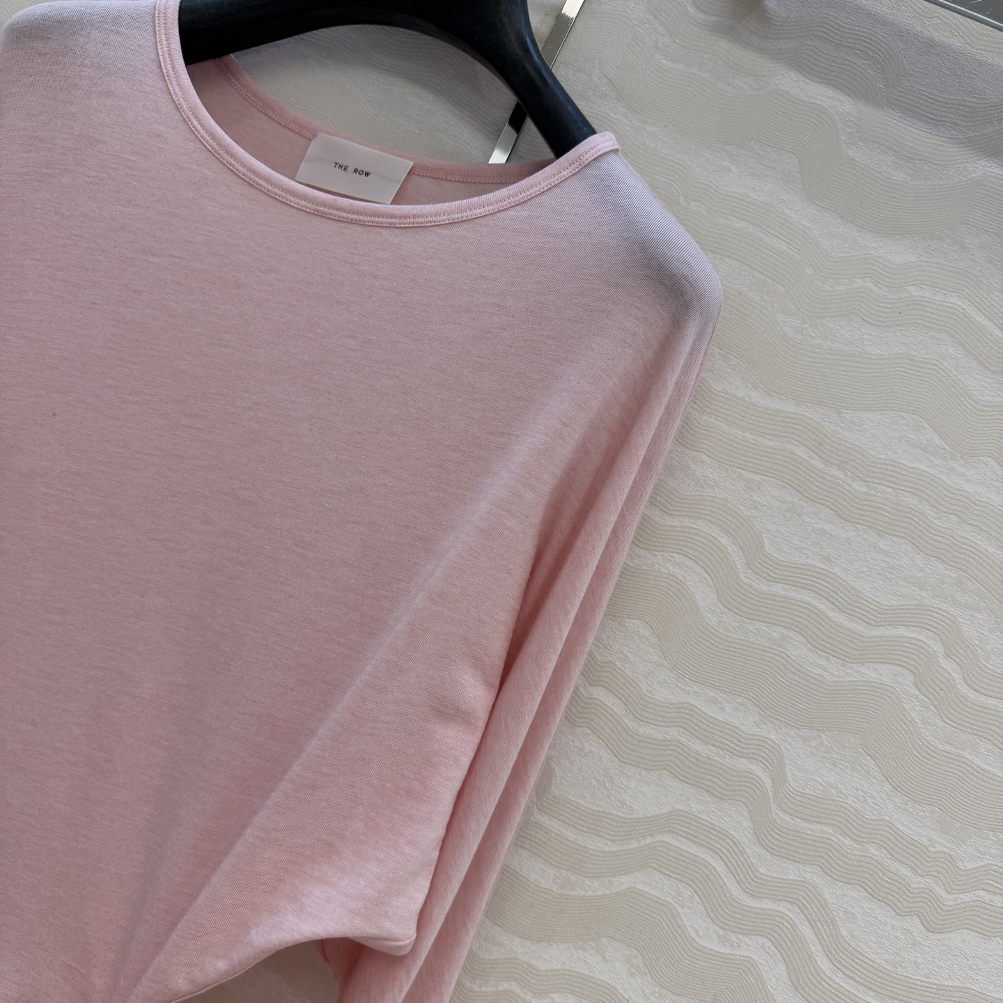 原单品质❤️Row风纸片人穿搭！进口天丝羊毛斜肩一字领上衣！减龄小性感超级显瘦防晒神器！极简叠搭单品！白