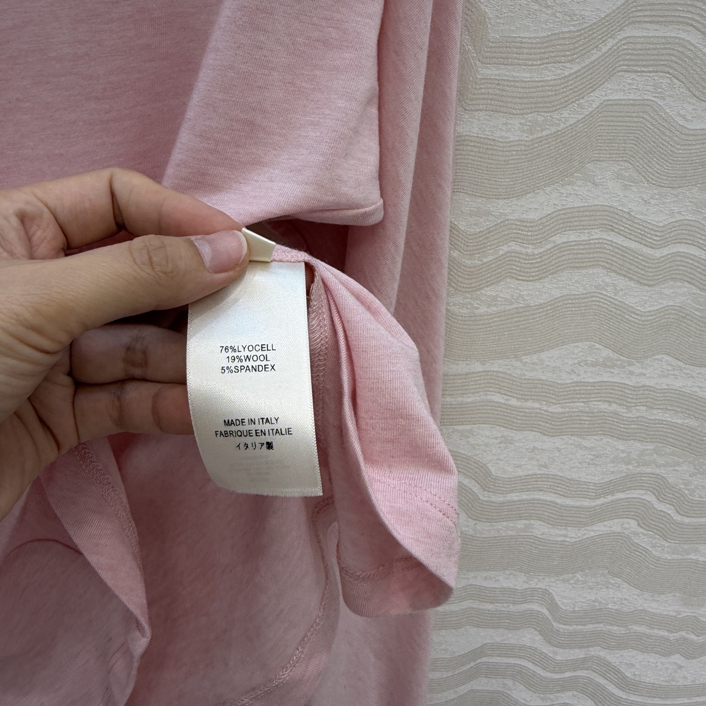 原单品质❤️Row风纸片人穿搭！进口天丝羊毛斜肩一字领上衣！减龄小性感超级显瘦防晒神器！极简叠搭单品！白