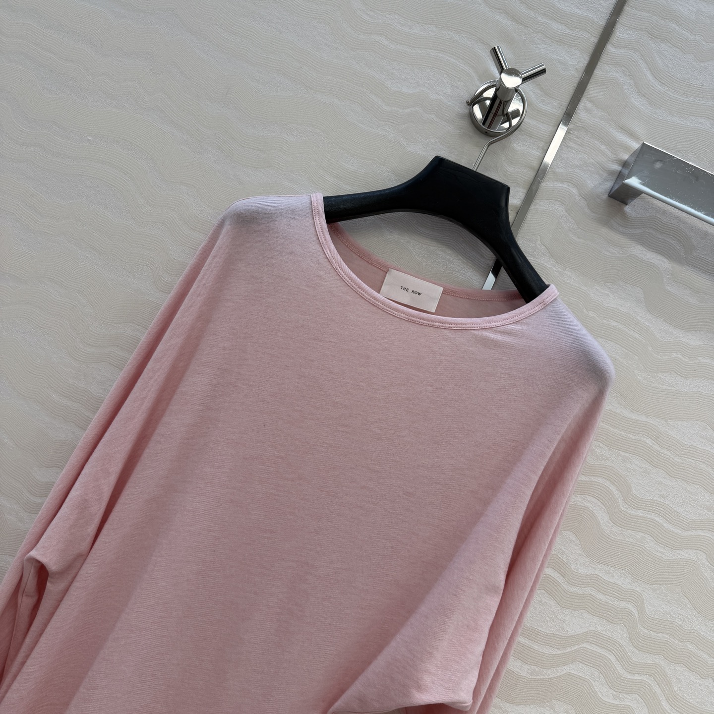 原单品质❤️Row风纸片人穿搭！进口天丝羊毛斜肩一字领上衣！减龄小性感超级显瘦防晒神器！极简叠搭单品！白