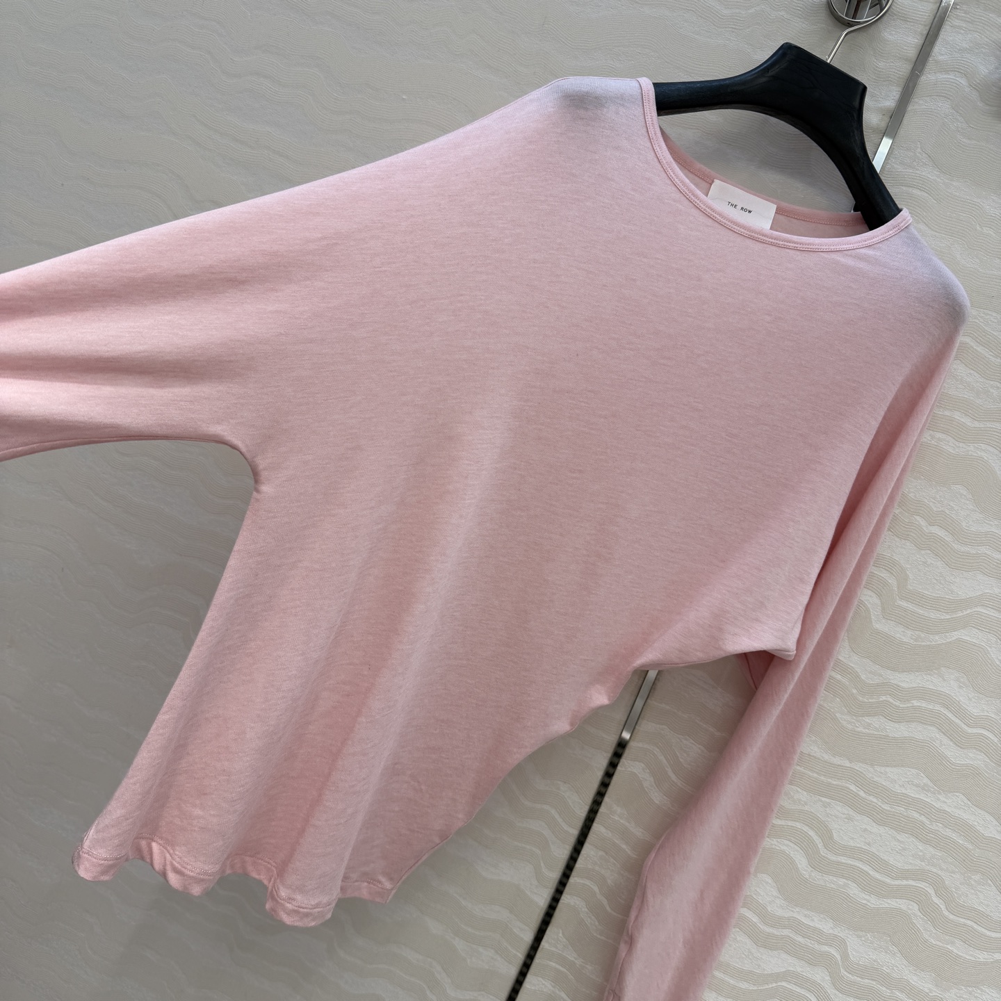 原单品质❤️Row风纸片人穿搭！进口天丝羊毛斜肩一字领上衣！减龄小性感超级显瘦防晒神器！极简叠搭单品！白