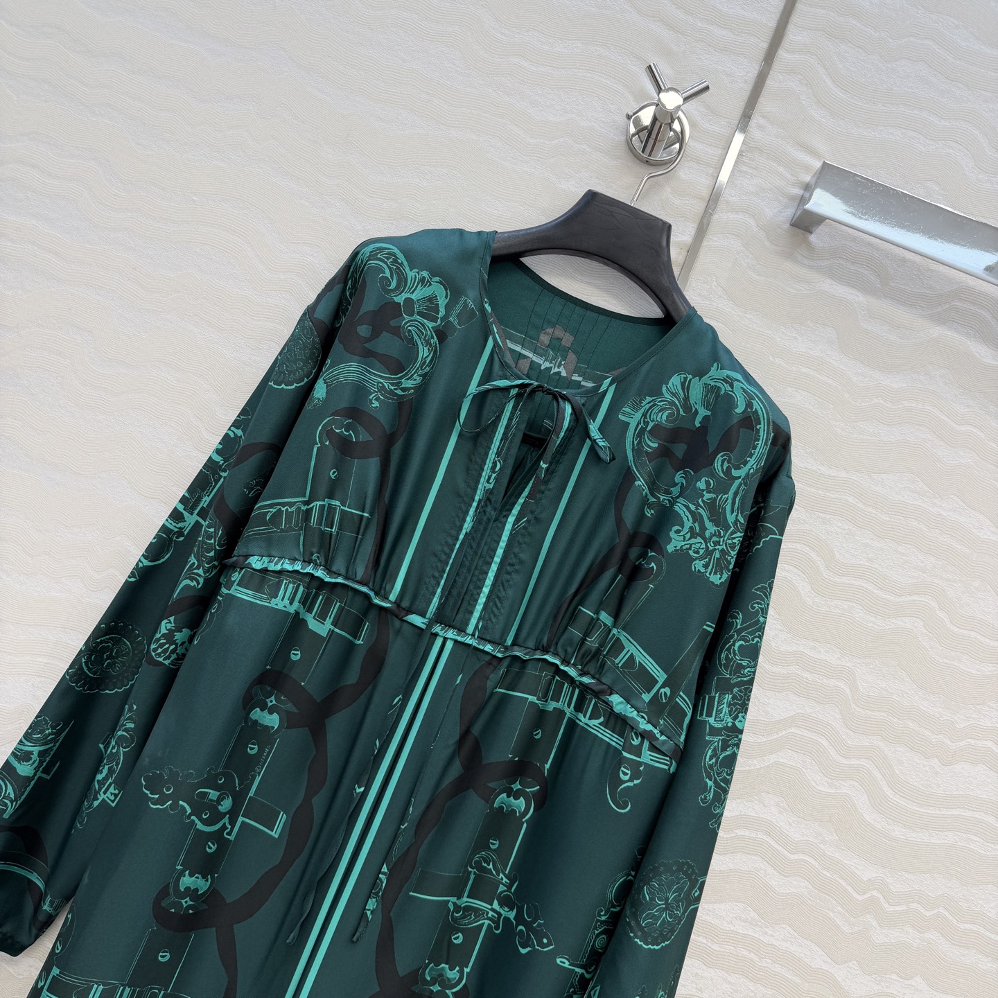 高端原单品质❤️H系26s早春新品！圆领系带气质连衣裙！Ex-Libris a Main Levee印花