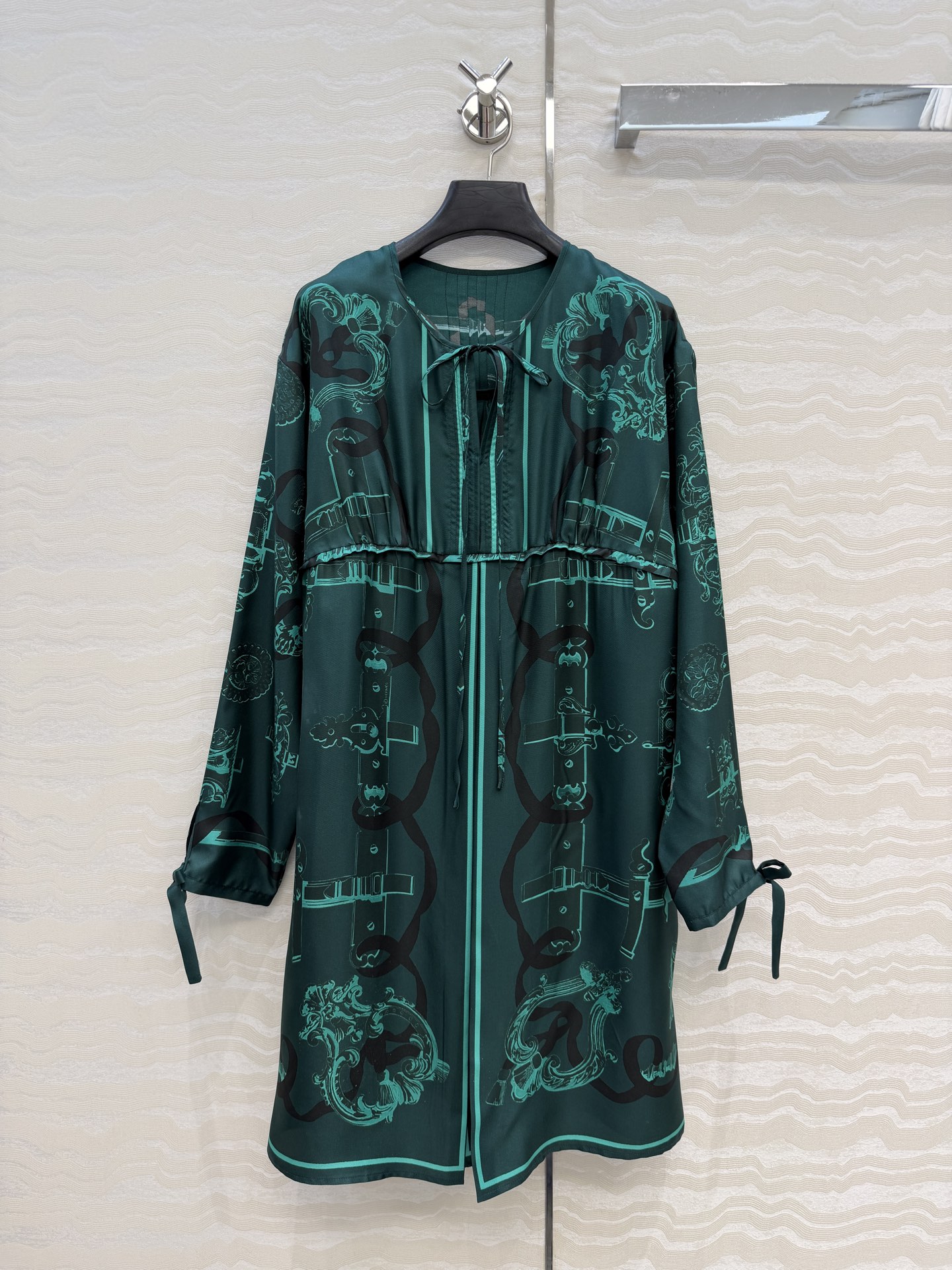 高端原单品质❤️H系26s早春新品！圆领系带气质连衣裙！Ex-Libris a Main Levee印花