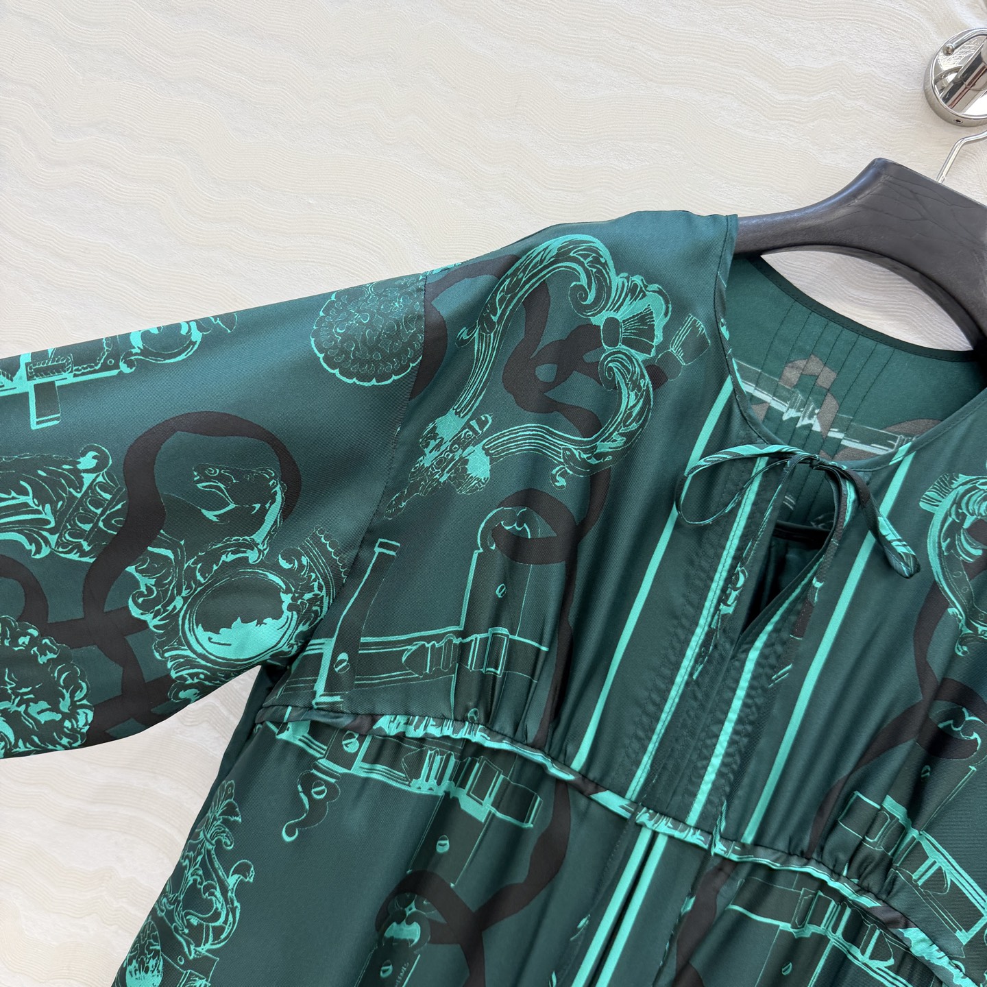 高端原单品质❤️H系26s早春新品！圆领系带气质连衣裙！Ex-Libris a Main Levee印花