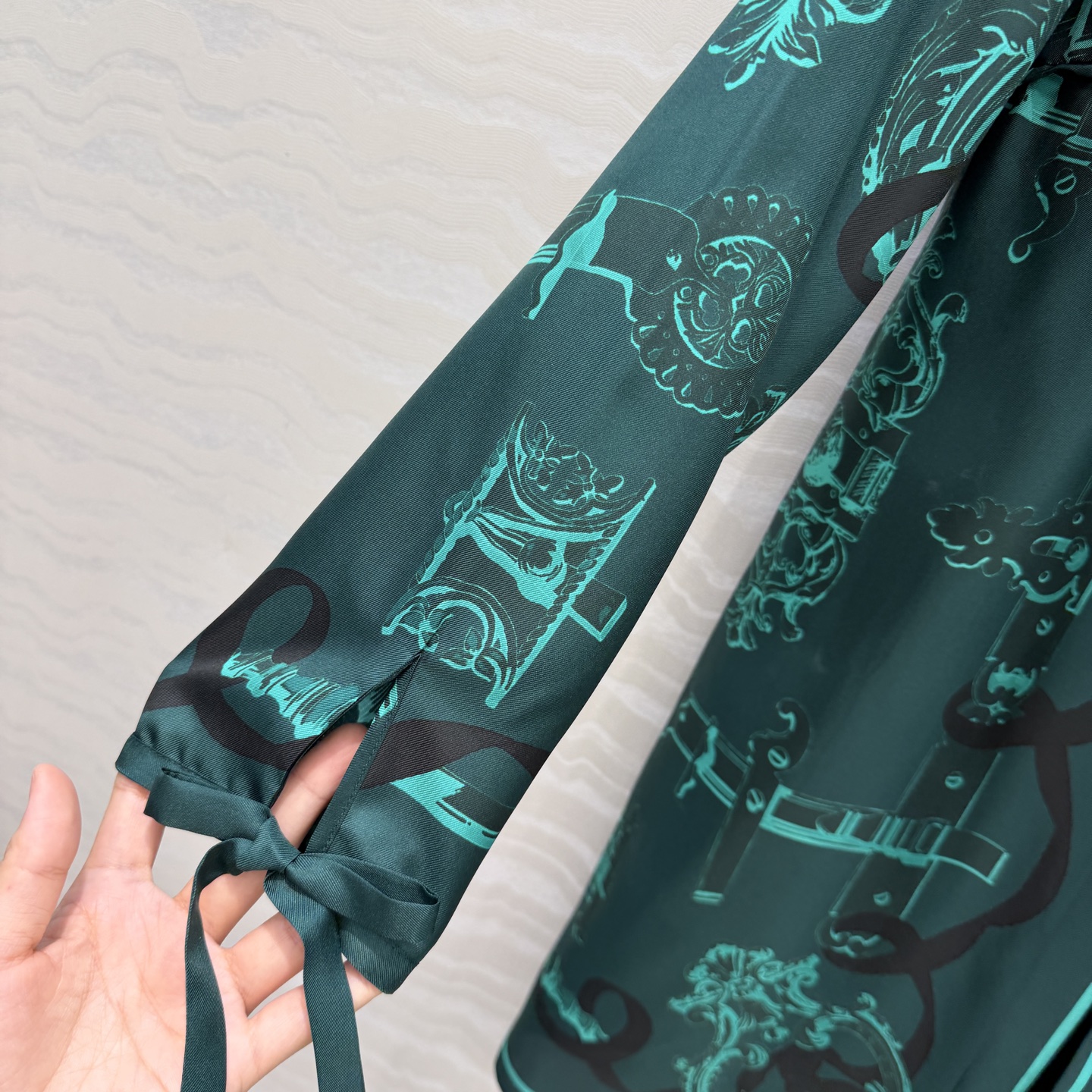 高端原单品质❤️H系26s早春新品！圆领系带气质连衣裙！Ex-Libris a Main Levee印花