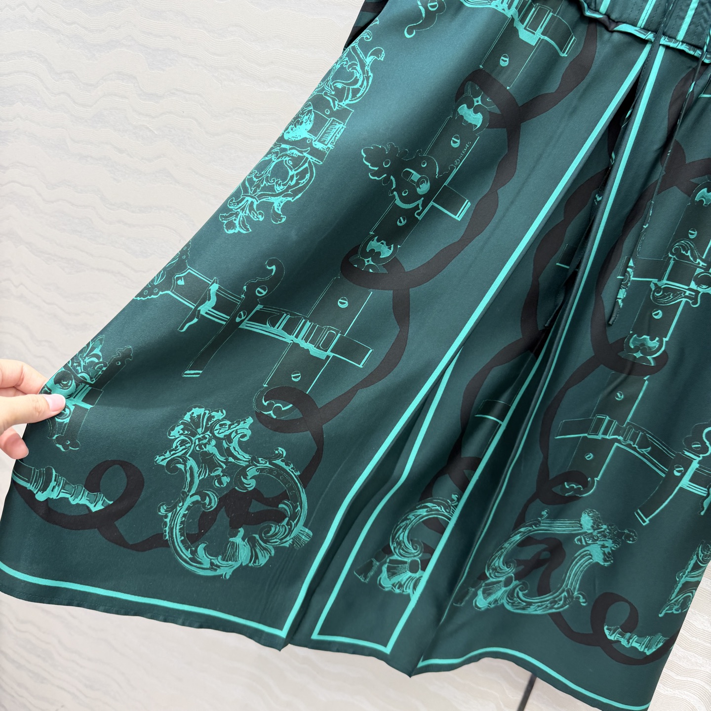 高端原单品质❤️H系26s早春新品！圆领系带气质连衣裙！Ex-Libris a Main Levee印花