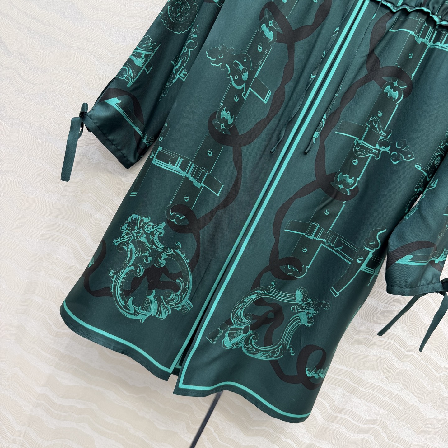 高端原单品质❤️H系26s早春新品！圆领系带气质连衣裙！Ex-Libris a Main Levee印花