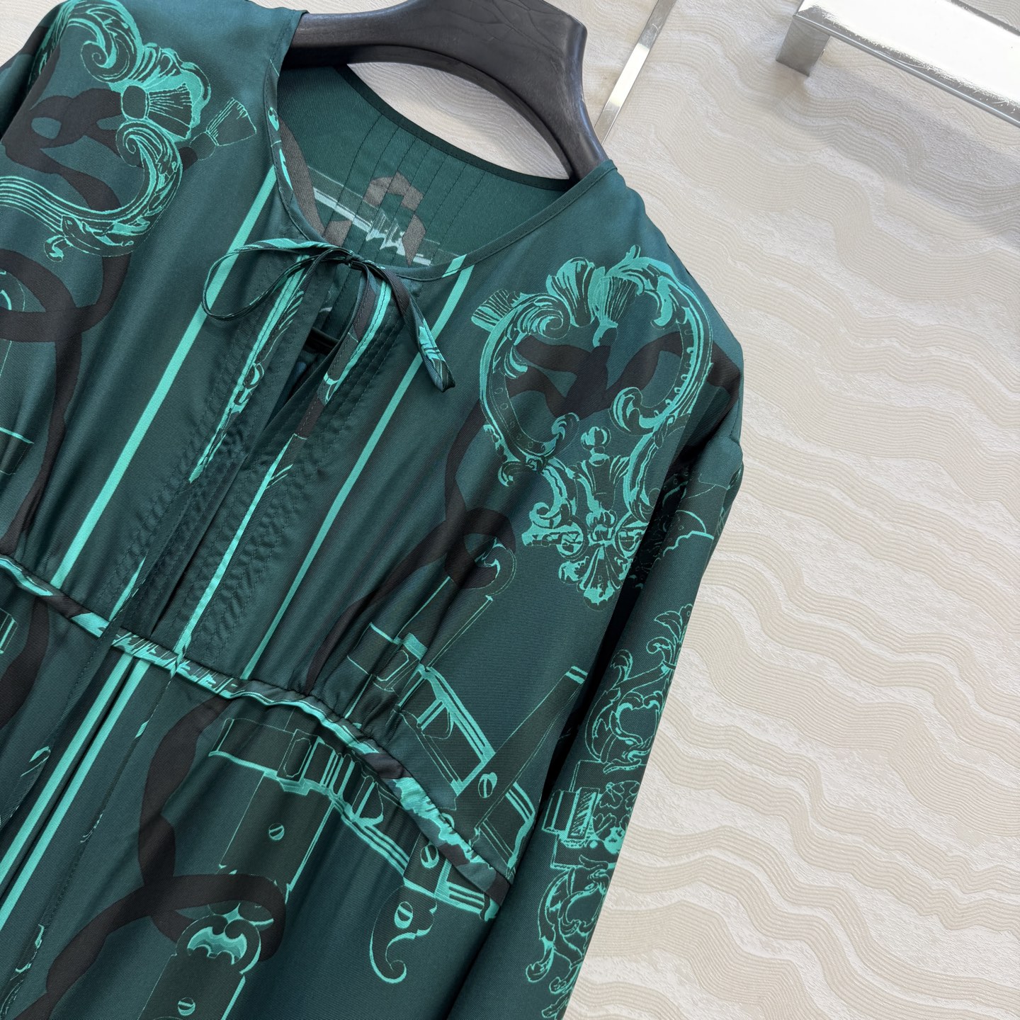 高端原单品质❤️H系26s早春新品！圆领系带气质连衣裙！Ex-Libris a Main Levee印花