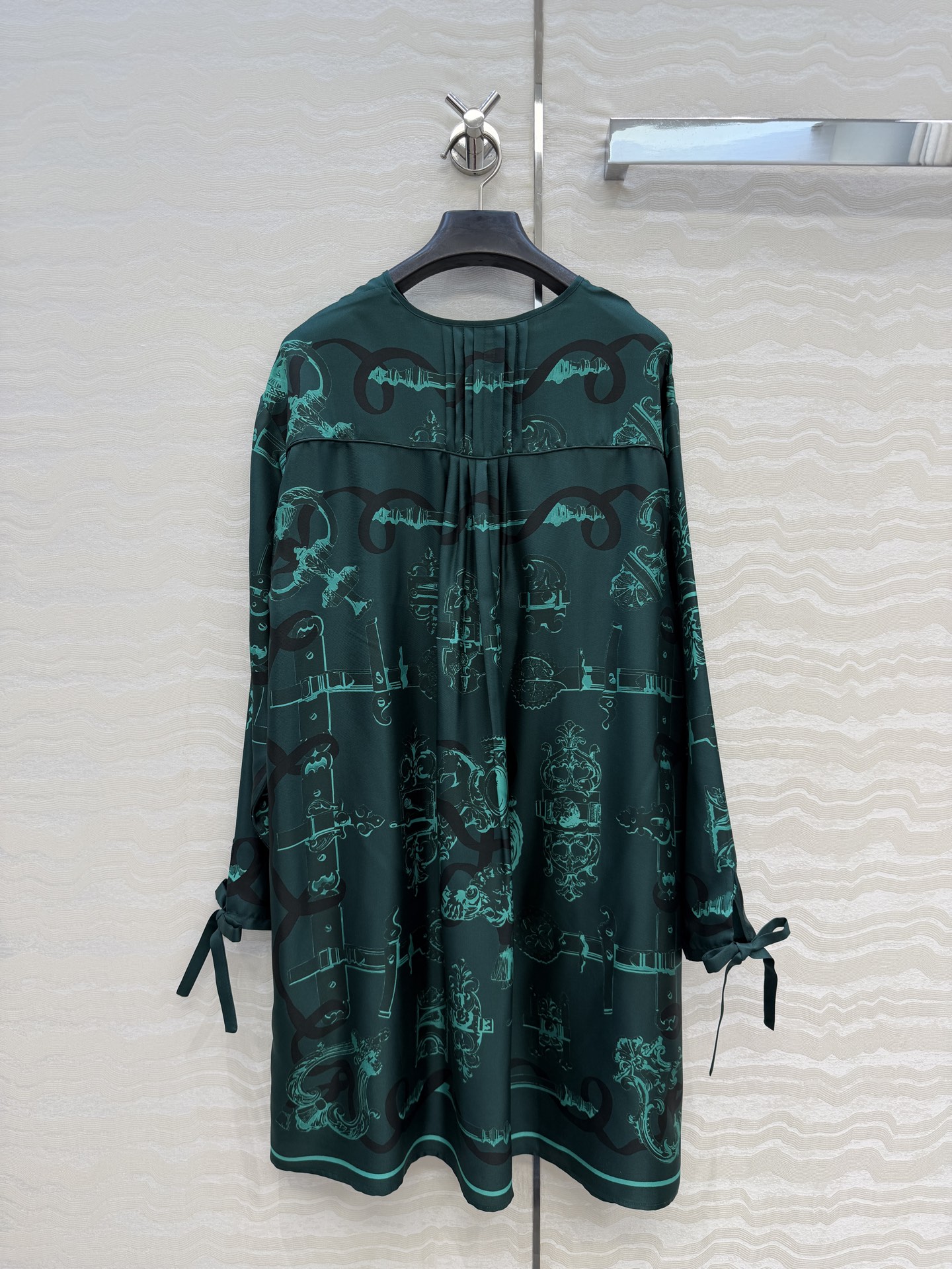 高端原单品质❤️H系26s早春新品！圆领系带气质连衣裙！Ex-Libris a Main Levee印花