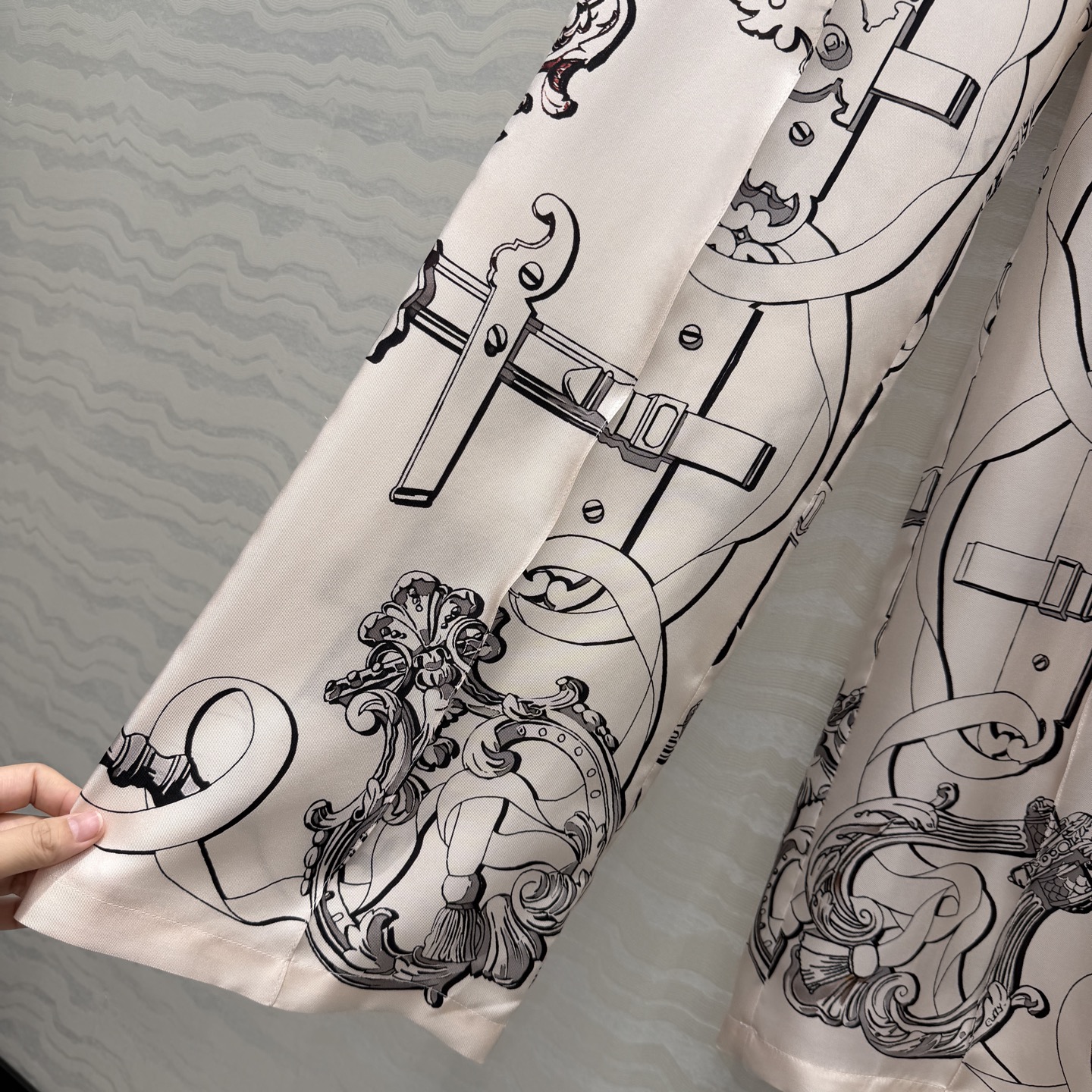 原单品质💕 H系26早春新品💕粉色链环图案定位印花真丝阔腿直筒裤！100%真丝斜纹绸质感超赞！气质牙签线