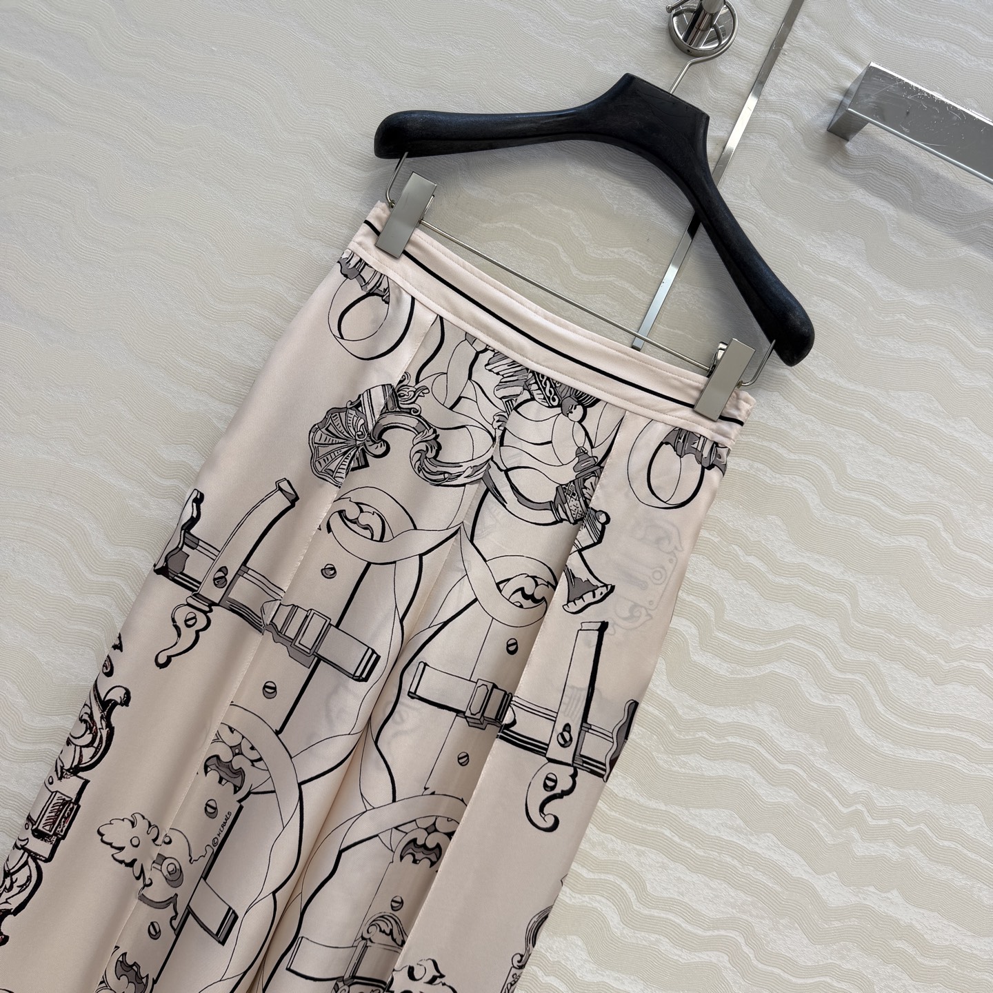 原单品质💕 H系26早春新品💕粉色链环图案定位印花真丝阔腿直筒裤！100%真丝斜纹绸质感超赞！气质牙签线