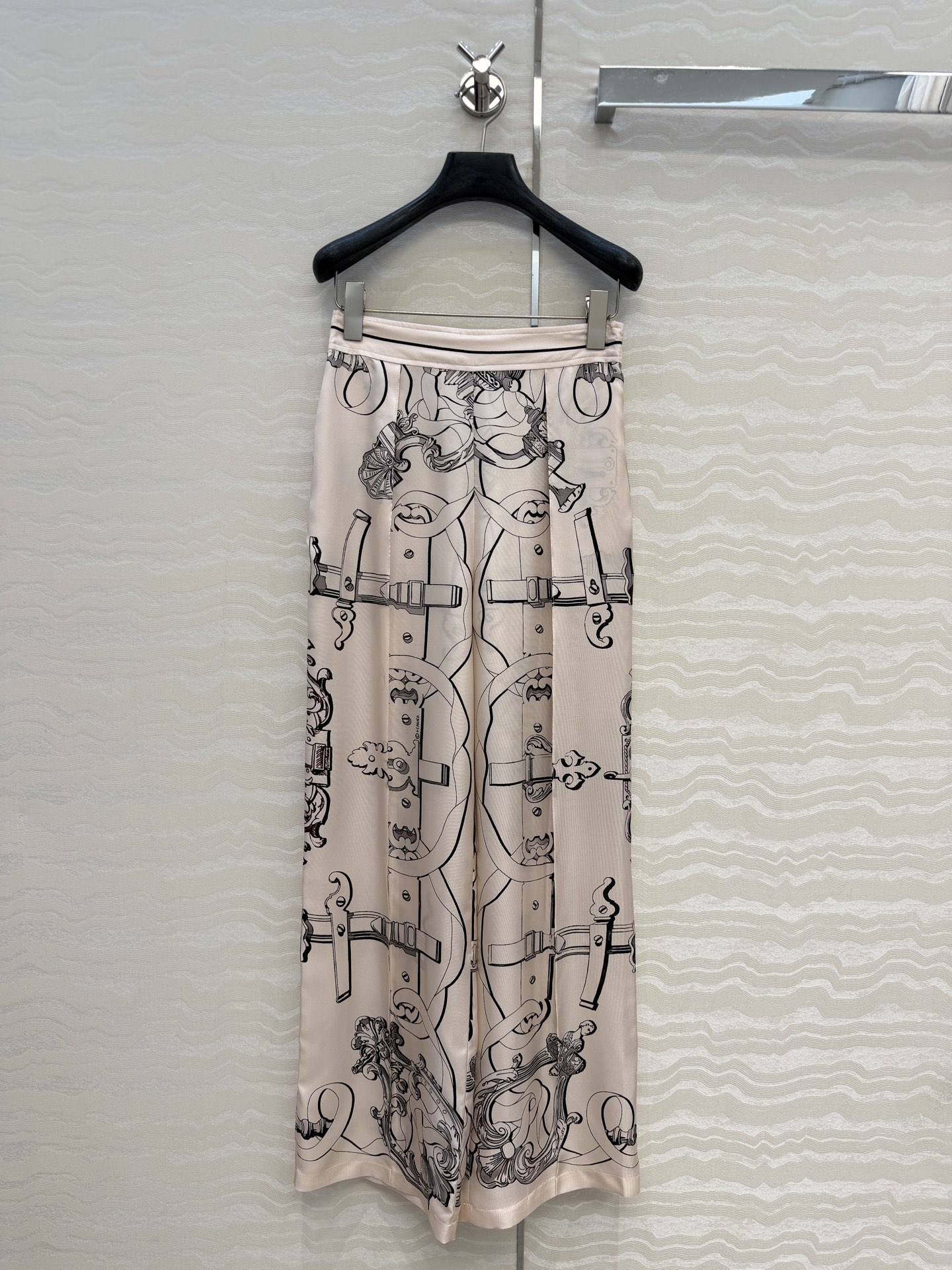 原单品质💕 H系26早春新品💕粉色链环图案定位印花真丝阔腿直筒裤！100%真丝斜纹绸质感超赞！气质牙签线