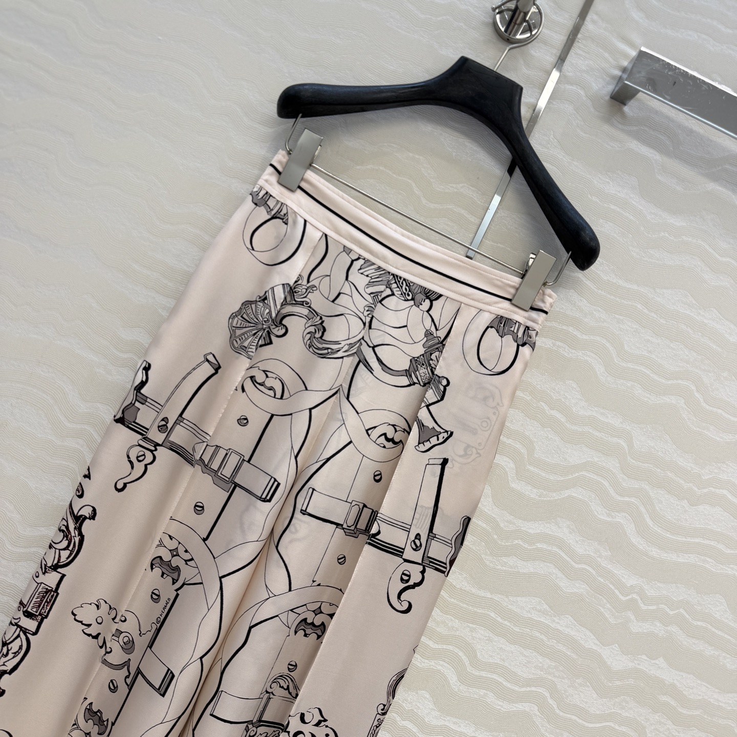 原单品质💕 H系26早春新品💕粉色链环图案定位印花真丝阔腿直筒裤！100%真丝斜纹绸质感超赞！气质牙签线