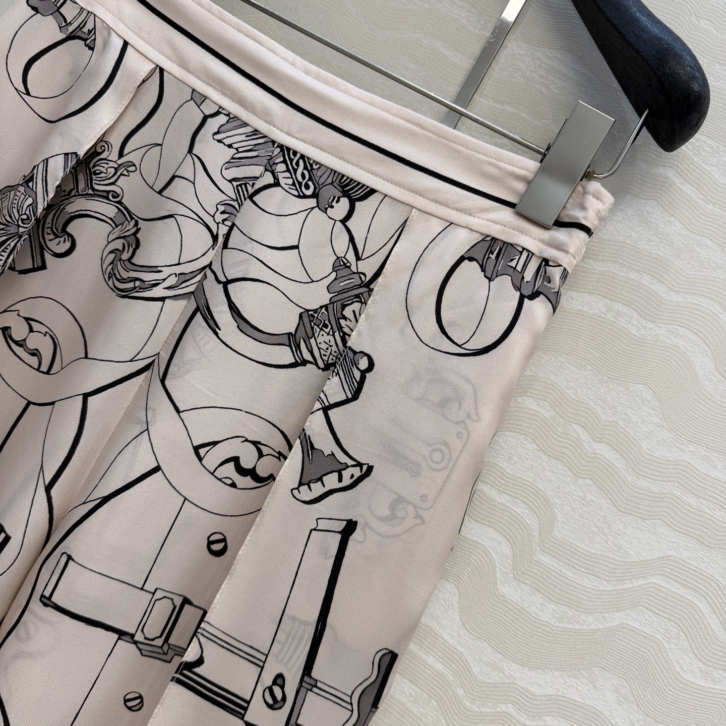 原单品质💕 H系26早春新品💕粉色链环图案定位印花真丝阔腿直筒裤！100%真丝斜纹绸质感超赞！气质牙签线