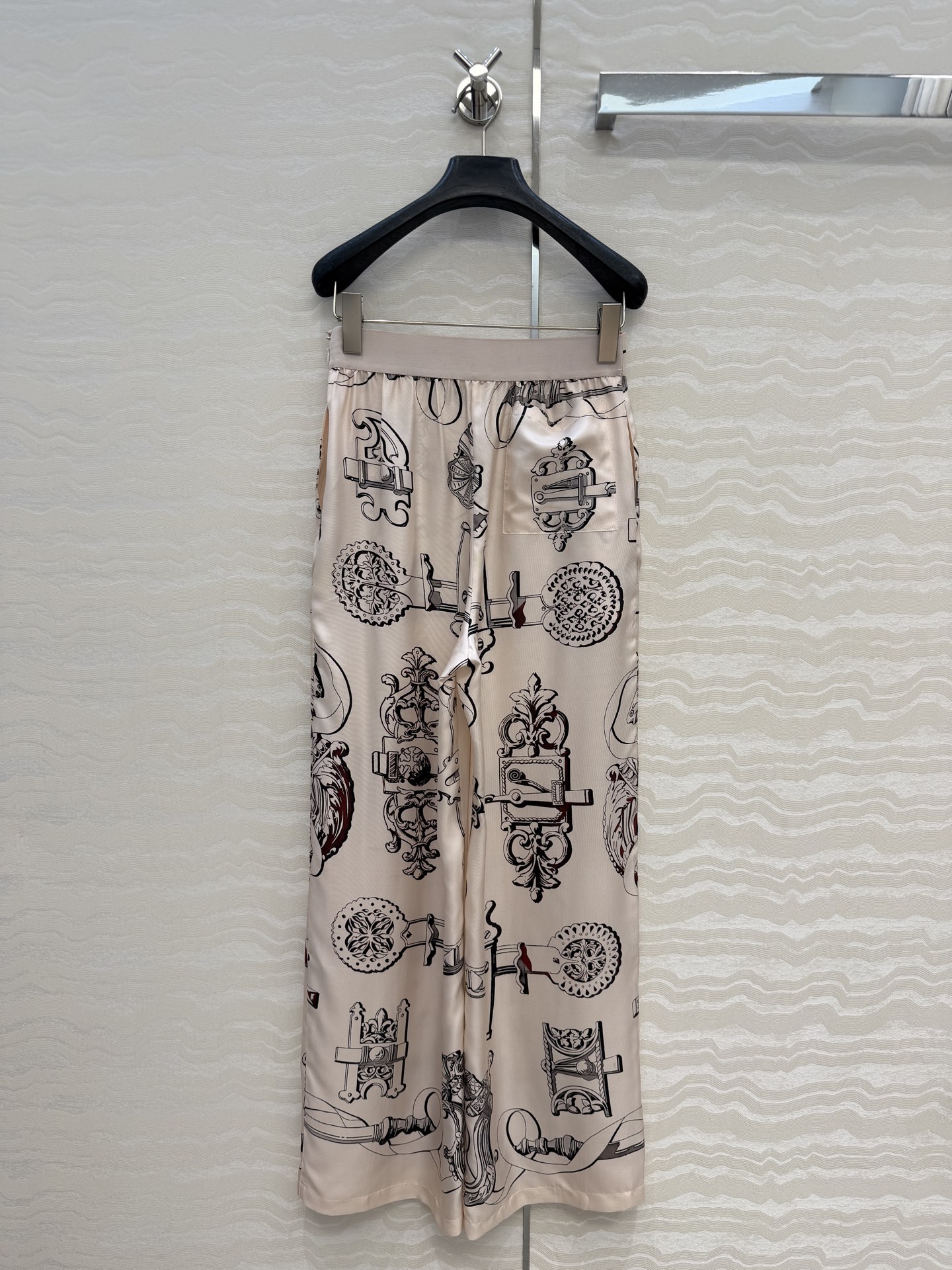 原单品质💕 H系26早春新品💕粉色链环图案定位印花真丝阔腿直筒裤！100%真丝斜纹绸质感超赞！气质牙签线