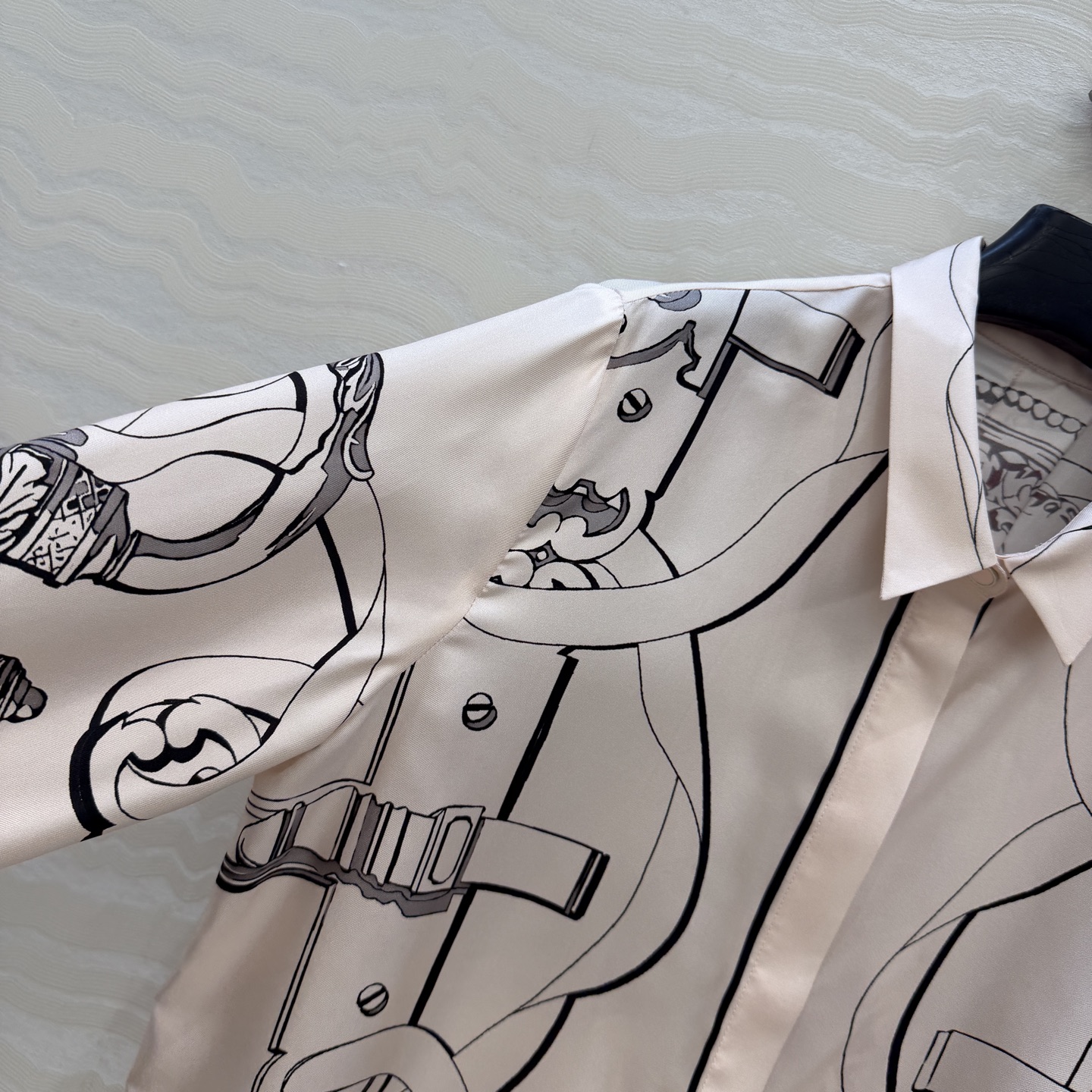 原单品质❤️H系26s早春新品！链环图案定位印花真丝衬衫！100%真丝斜纹绸质感超赞！气质小翻领宽松版型