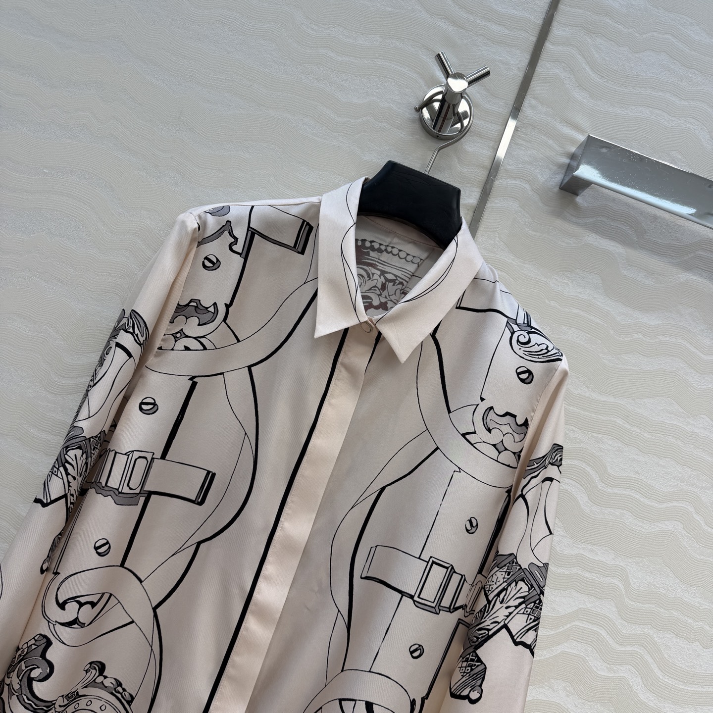 原单品质❤️H系26s早春新品！链环图案定位印花真丝衬衫！100%真丝斜纹绸质感超赞！气质小翻领宽松版型