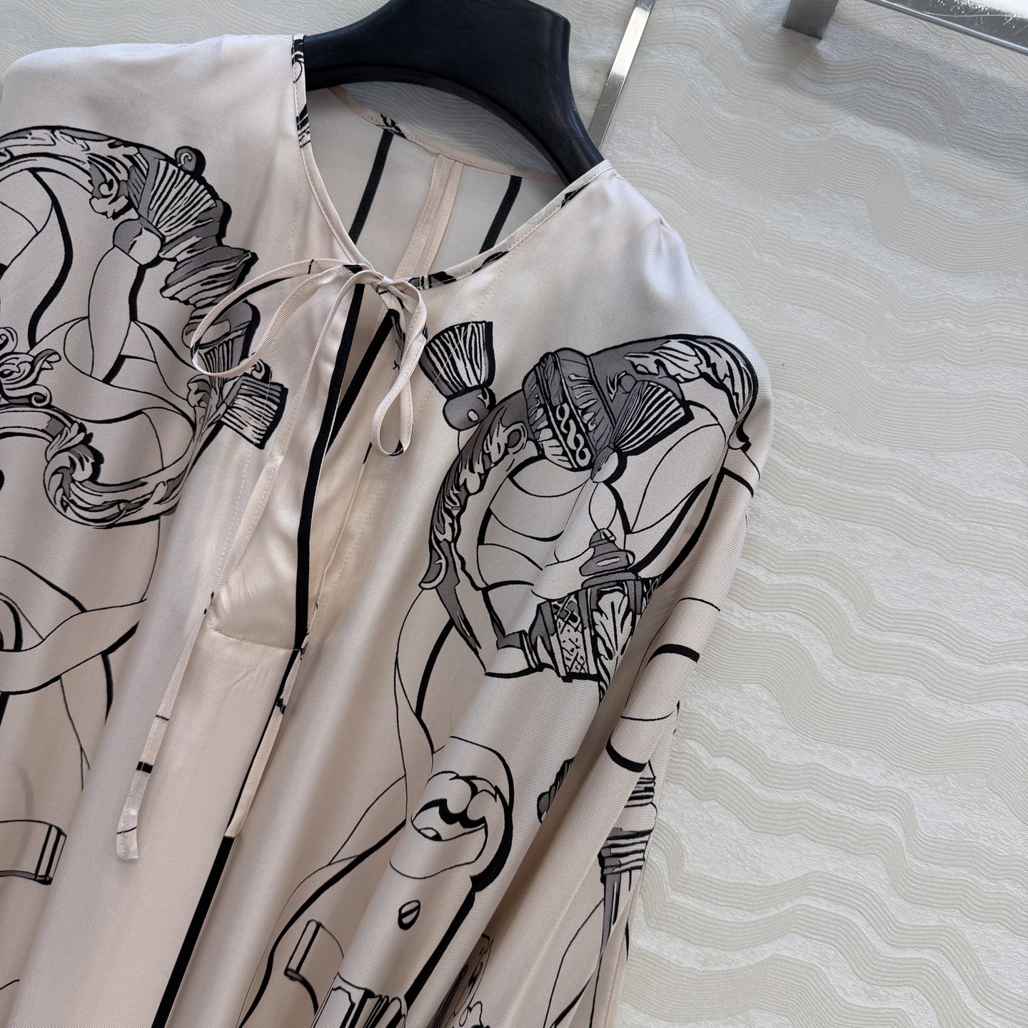 高端原单品质❤️H系26s早春新品！粉色蝙蝠袖气质连衣裙！Ex-Libris a Main Levee印