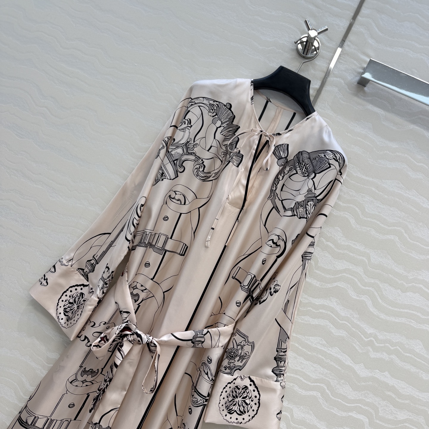 高端原单品质❤️H系26s早春新品！粉色蝙蝠袖气质连衣裙！Ex-Libris a Main Levee印