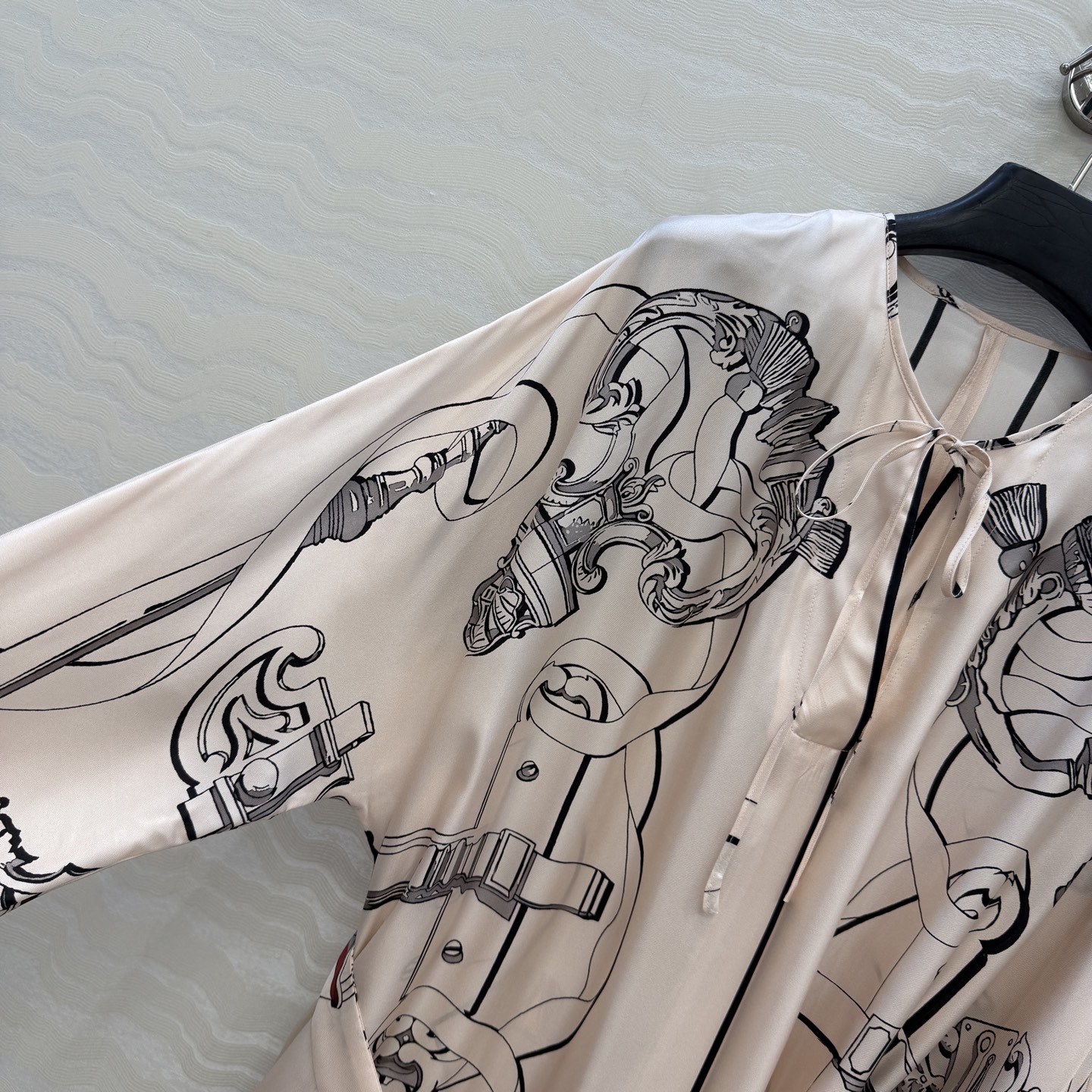 高端原单品质❤️H系26s早春新品！粉色蝙蝠袖气质连衣裙！Ex-Libris a Main Levee印