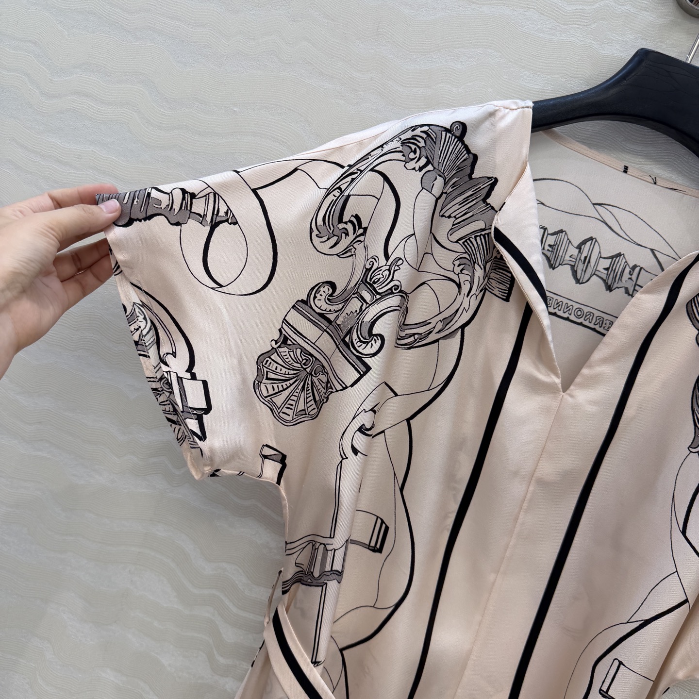 高端原单品质❤️H系26s早春新品！粉色卡夫坦开叉连衣裙！Ex-Libris a Main Levee印