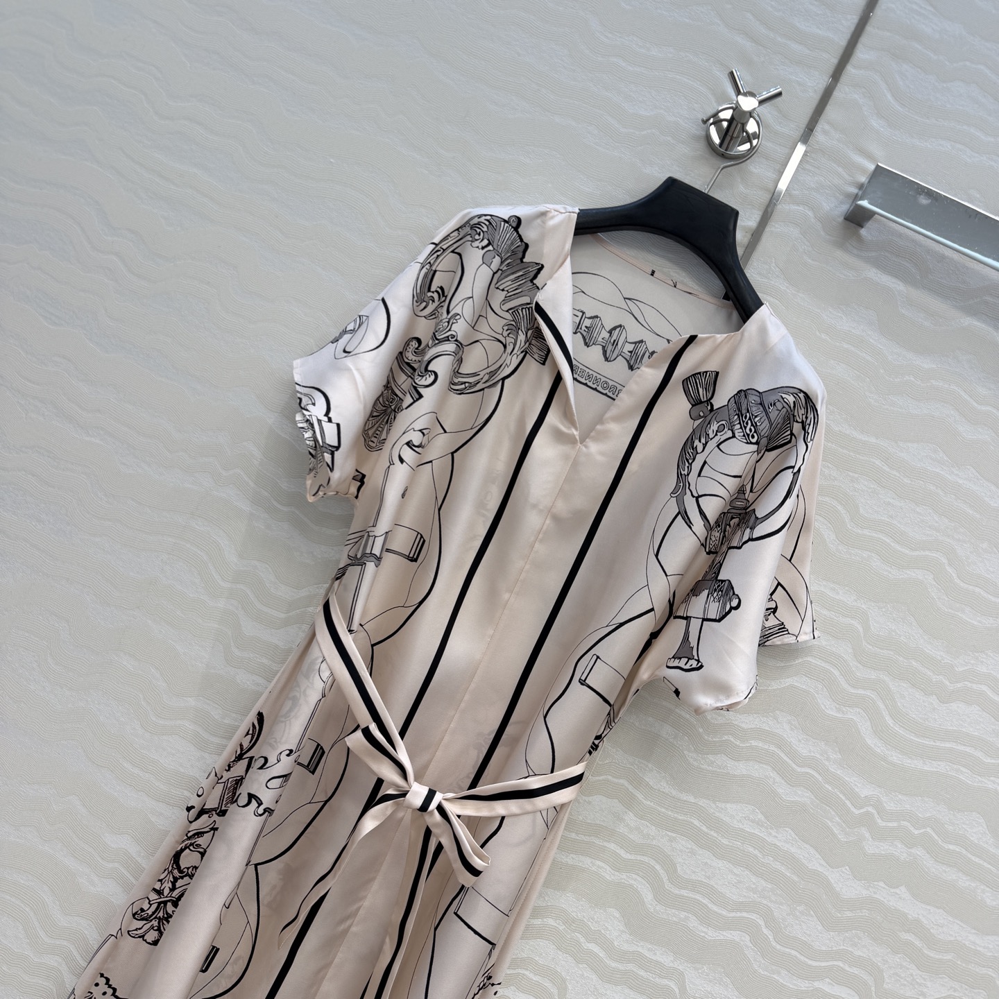 高端原单品质❤️H系26s早春新品！粉色卡夫坦开叉连衣裙！Ex-Libris a Main Levee印