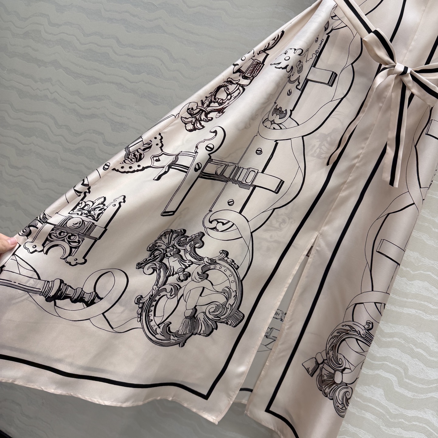 高端原单品质❤️H系26s早春新品！粉色卡夫坦开叉连衣裙！Ex-Libris a Main Levee印