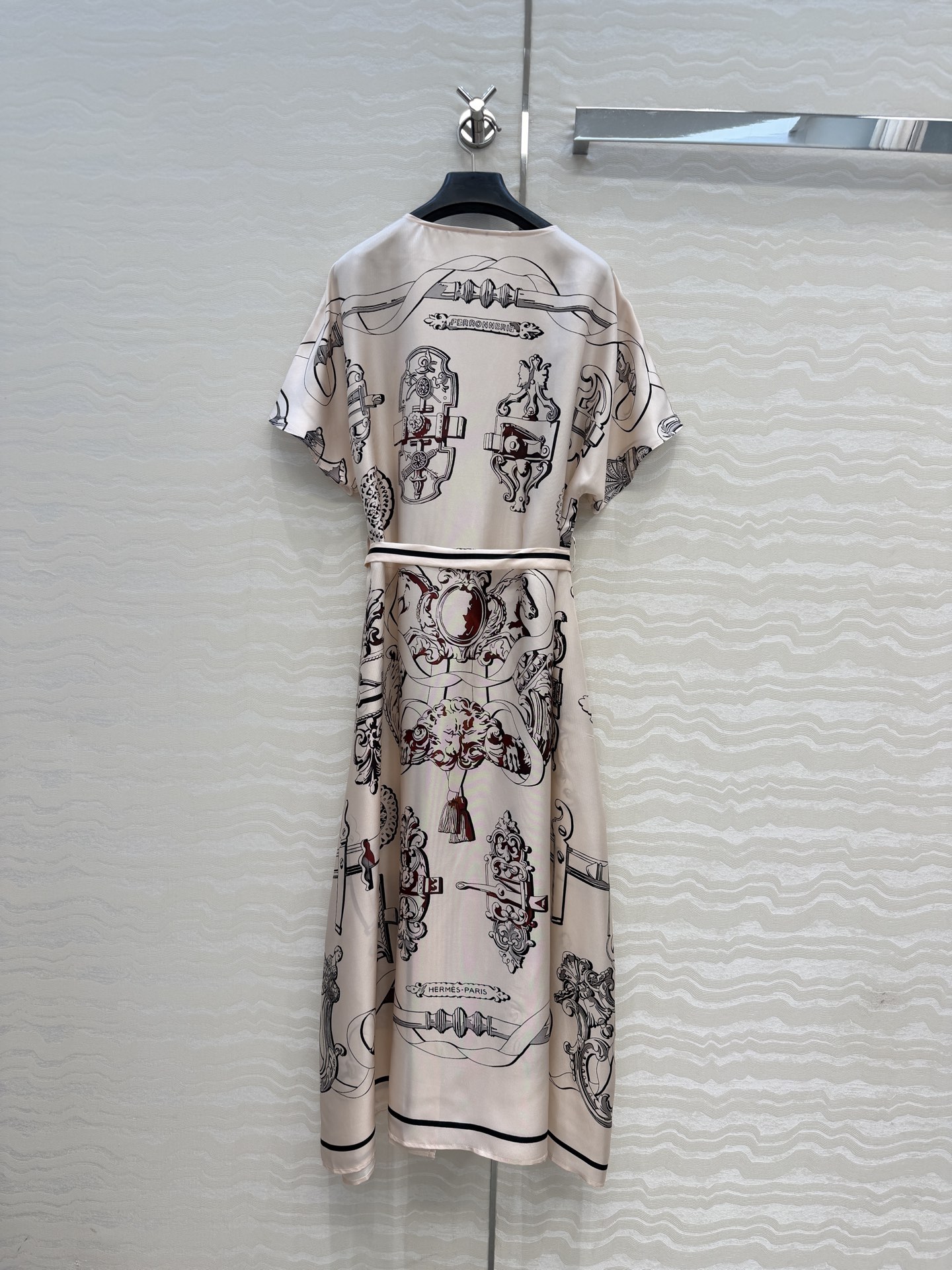 高端原单品质❤️H系26s早春新品！粉色卡夫坦开叉连衣裙！Ex-Libris a Main Levee印