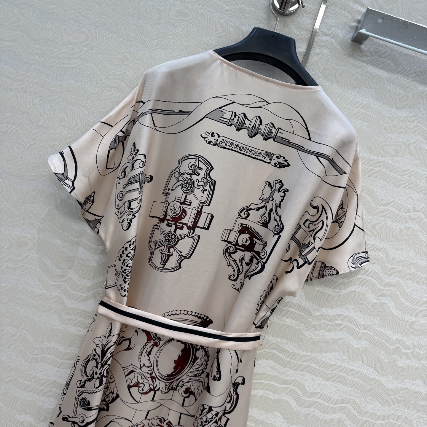 高端原单品质❤️H系26s早春新品！粉色卡夫坦开叉连衣裙！Ex-Libris a Main Levee印