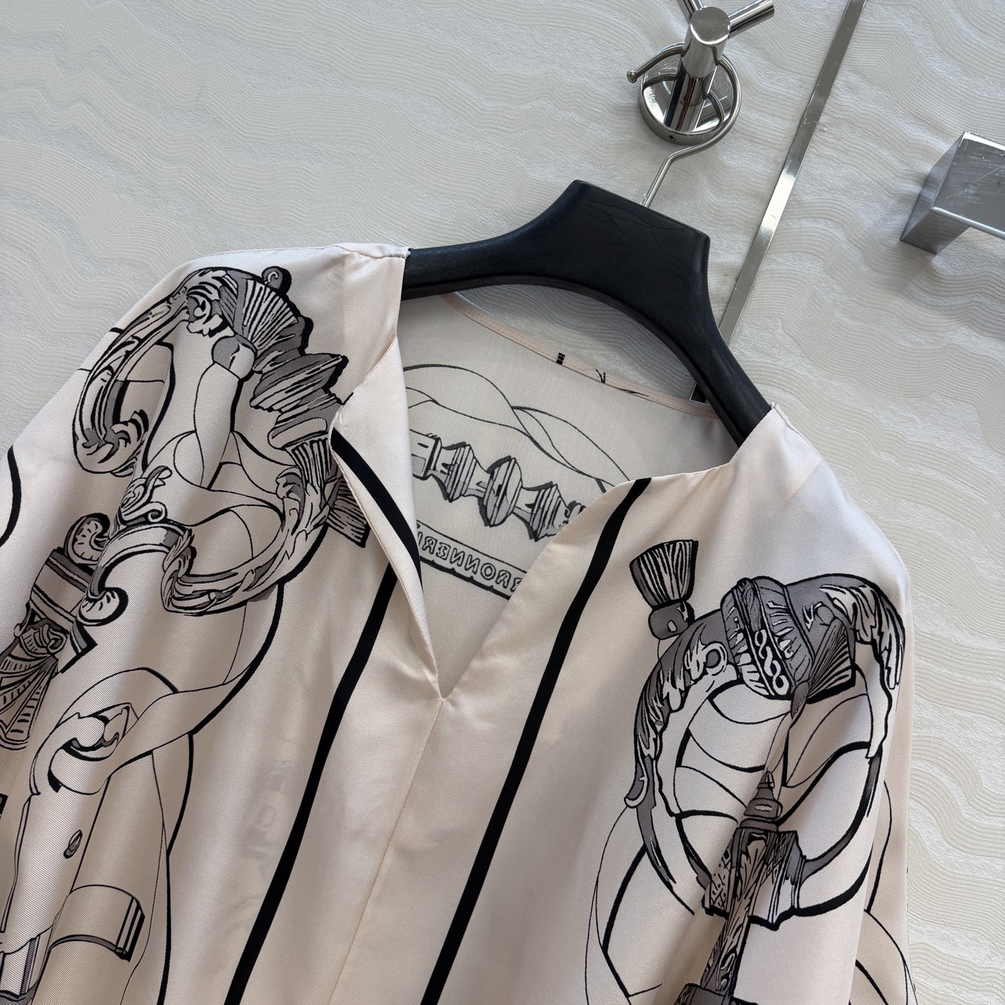 高端原单品质❤️H系26s早春新品！粉色卡夫坦开叉连衣裙！Ex-Libris a Main Levee印