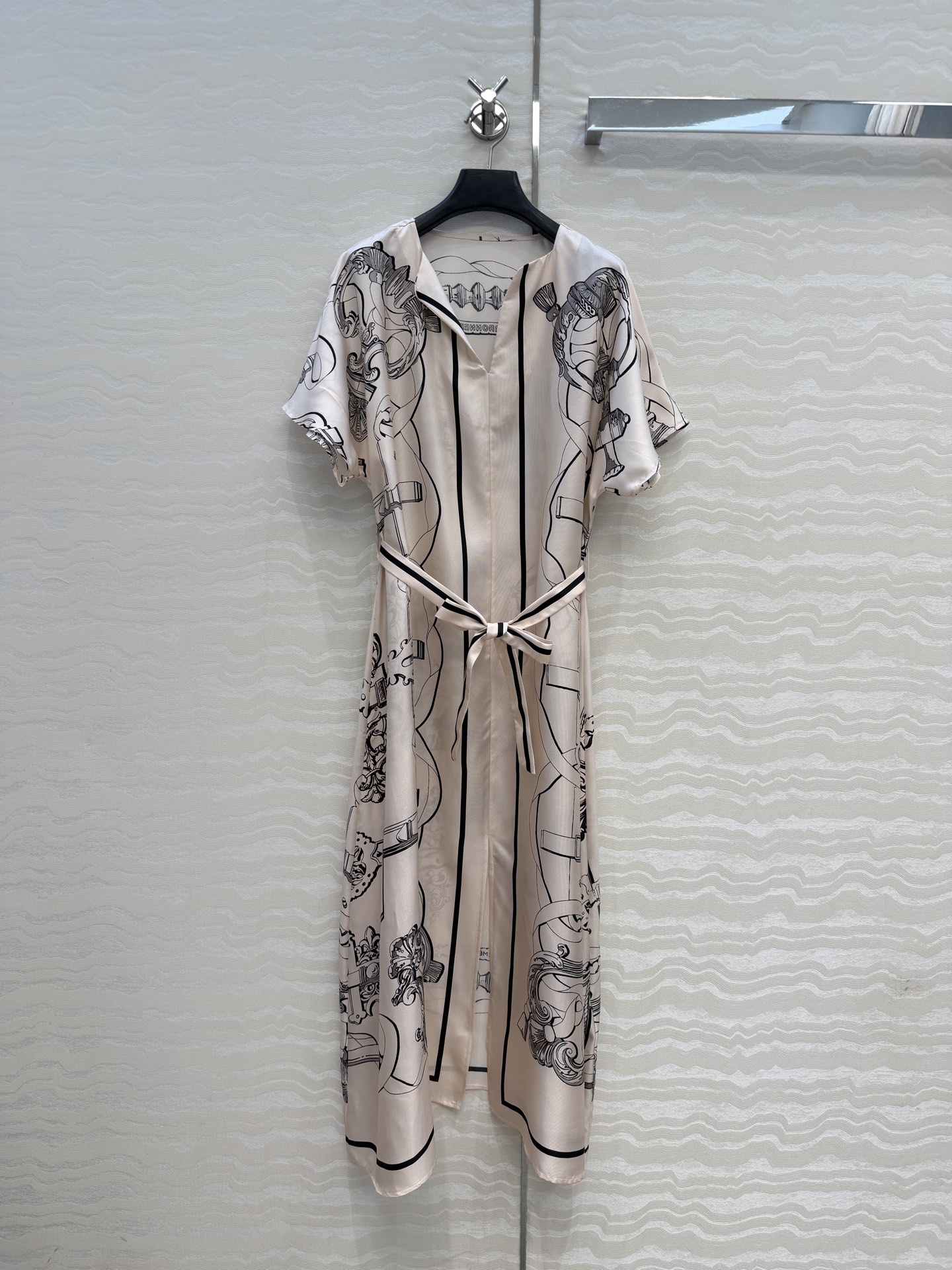 高端原单品质❤️H系26s早春新品！粉色卡夫坦开叉连衣裙！Ex-Libris a Main Levee印