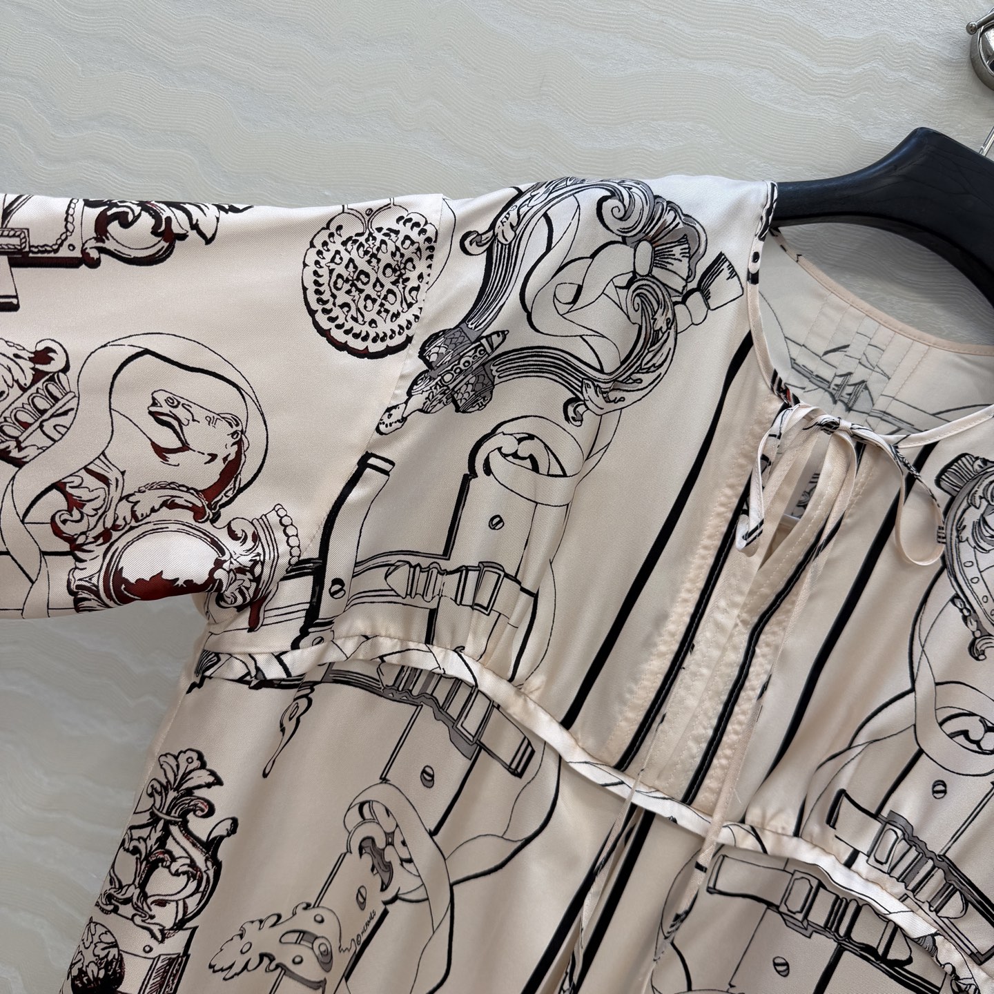 高端原单品质❤️H系26s早春新品！粉色圆领系带气质连衣裙！Ex-Libris a Main Levee