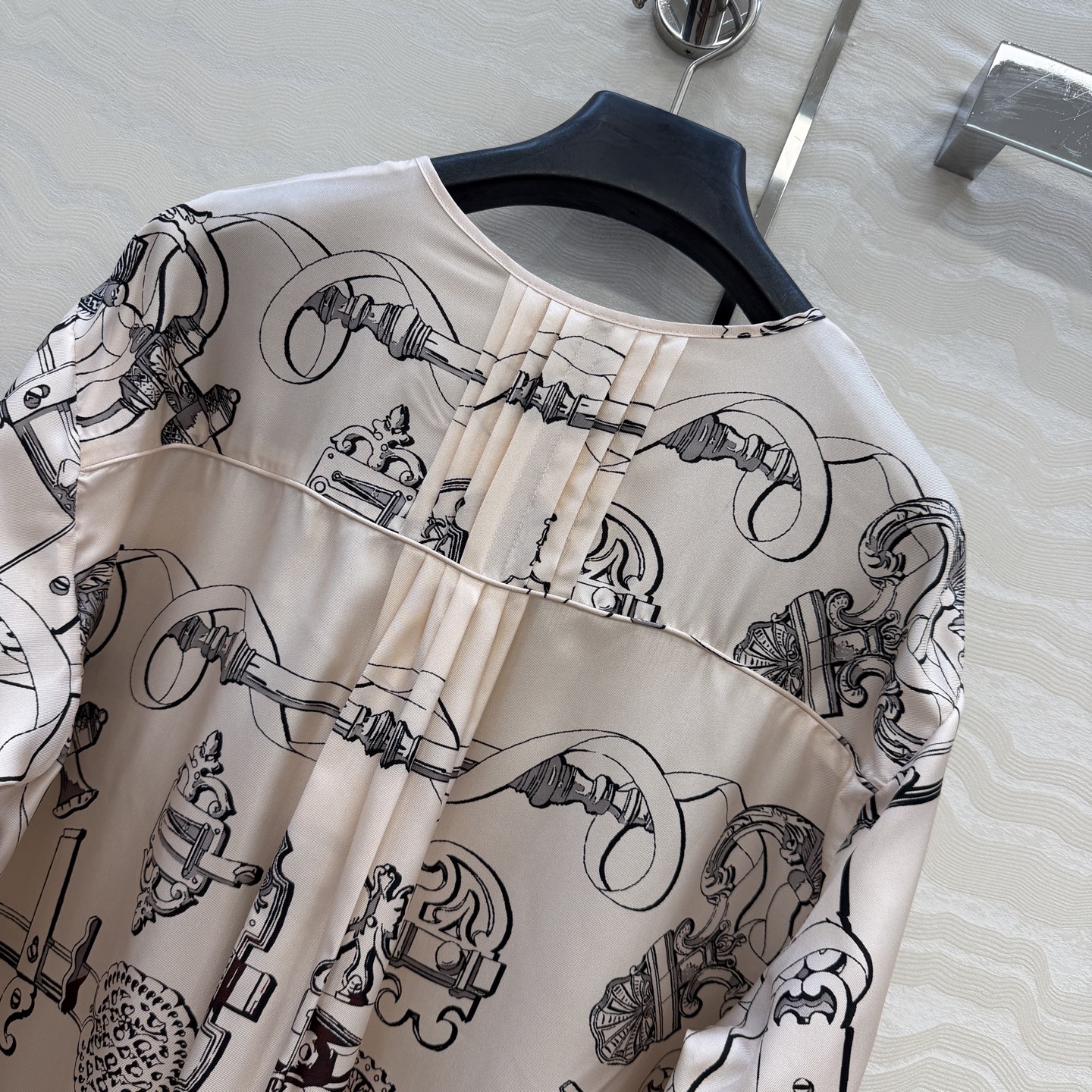 高端原单品质❤️H系26s早春新品！粉色圆领系带气质连衣裙！Ex-Libris a Main Levee